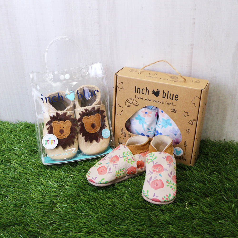 inchblue手工真皮寶寶鞋透明提袋與牛皮紙禮盒包裝，包含獅子造型與花朵圖案的學步鞋款式。