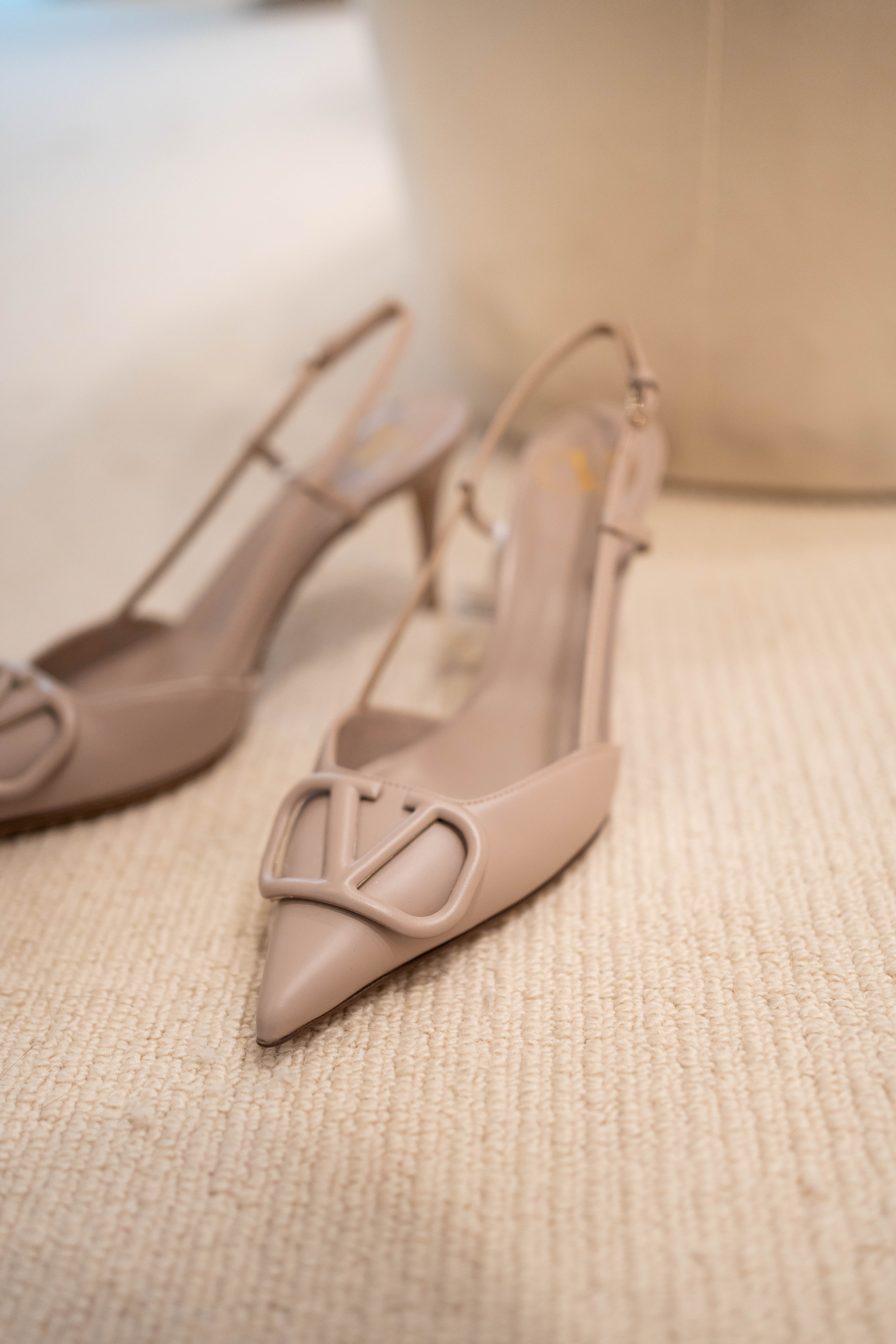 【全新閒置無盒】Valentino VLOGO SIGNATURE 牛皮革後繫帶高跟鞋 裸粉色 Size 38.5