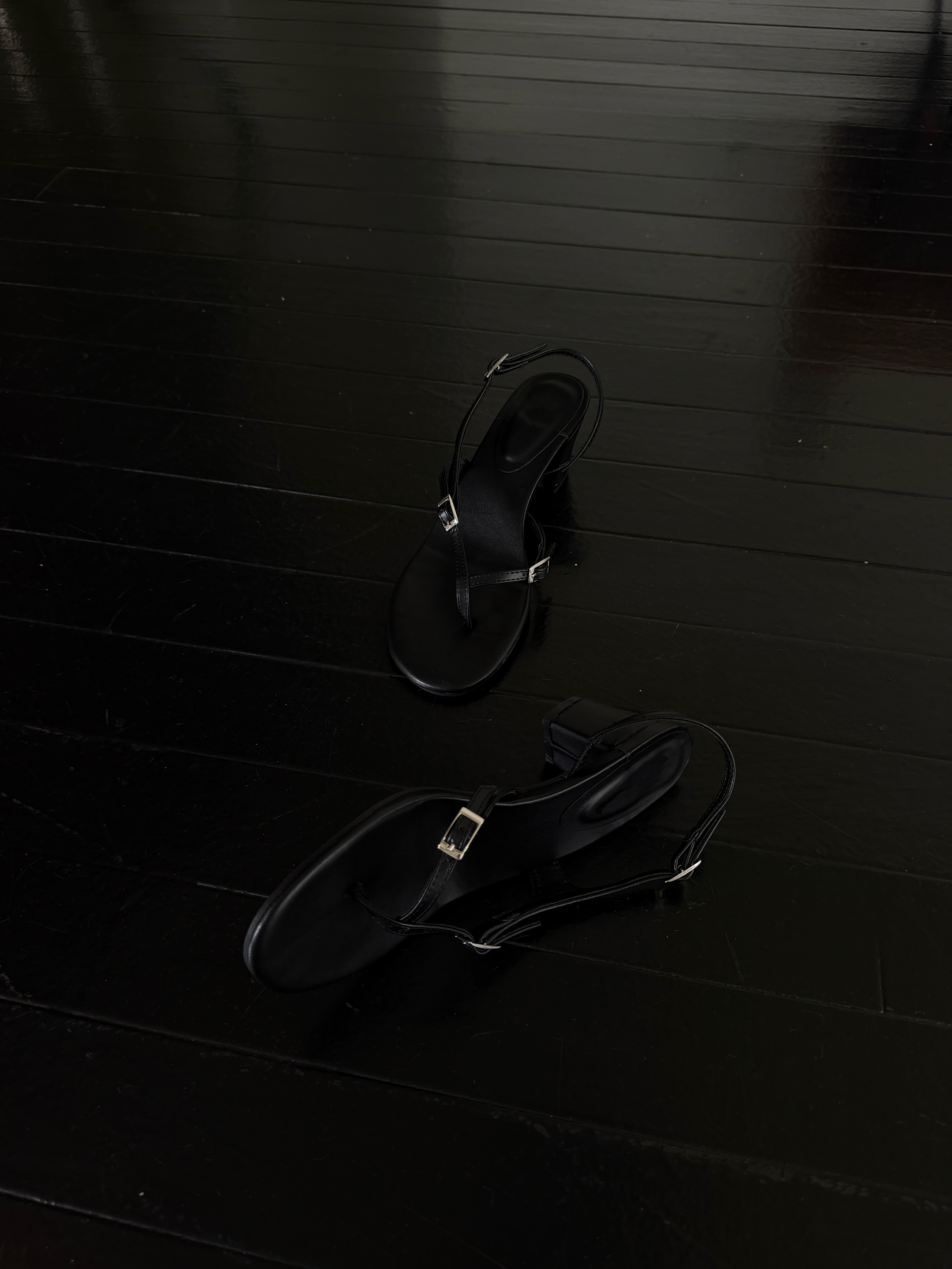 Leather flip-flops heels