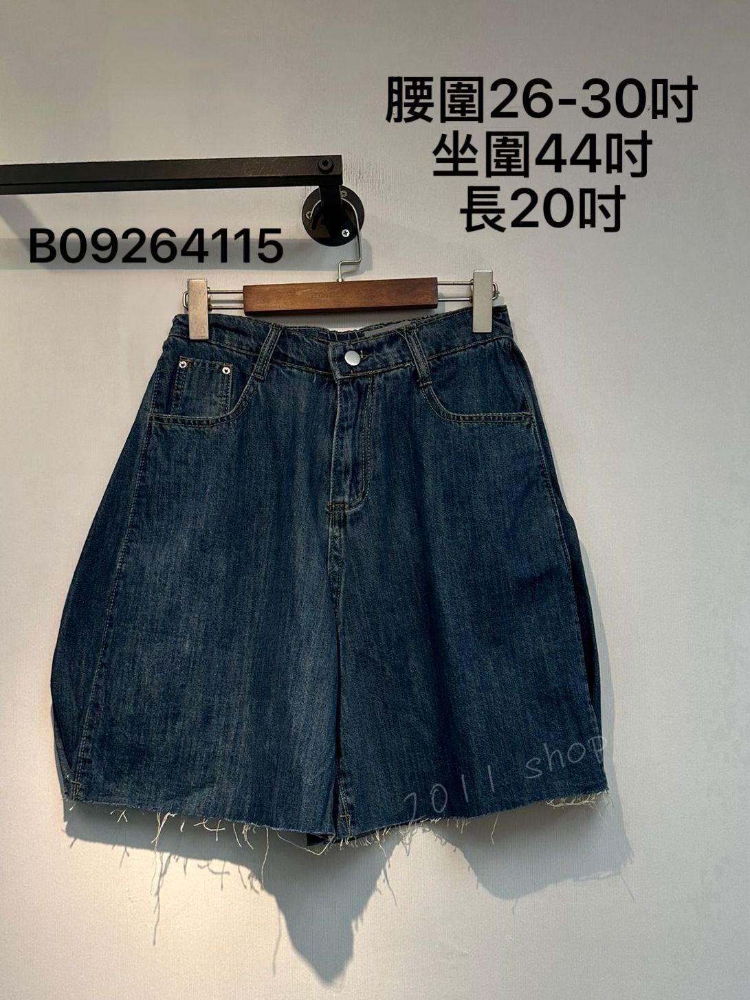 半橡筋腰蘇蘇寬鬆牛仔短褲  腰圍26-30吋 坐圍44吋 長20吋  B09264115