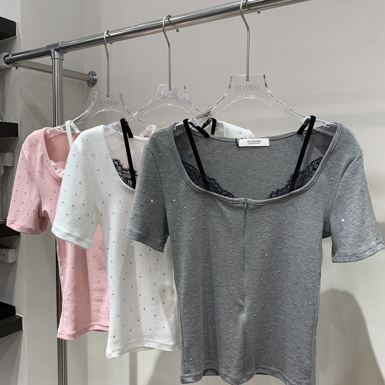 短袖版本【帶鑽甜心】DOMISS推薦! 假兩件蕾絲拼接收腰-3色 (現+預)