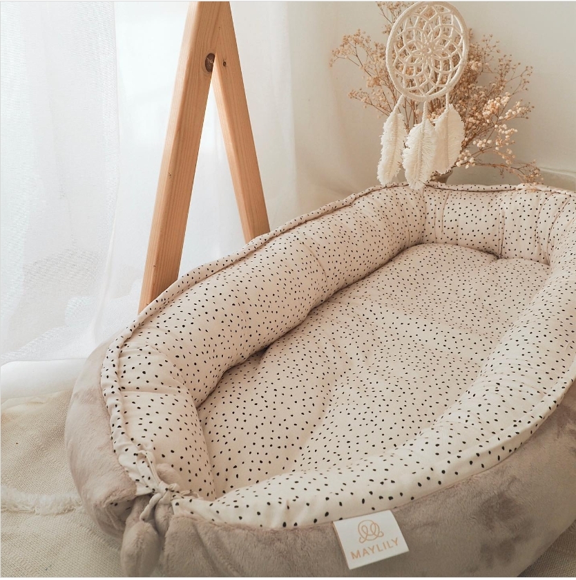 嬰兒房內的 Maylily 竹纖雪柔雙面睡窩焦糖珍珠款，提供新生寶寶安穩的睡眠環境。