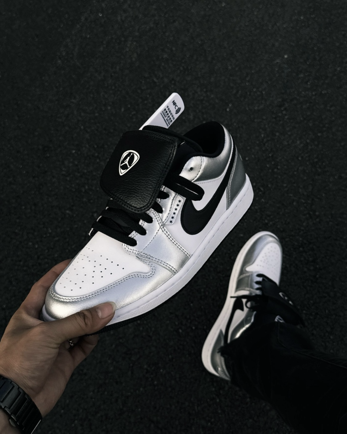 NIKE AIR JORDAN 1 LOW SE "Metallic Silver Tiempo" 金屬銀 液態銀白 黑勾 翻蓋鞋舌 低筒休閒鞋 男女鞋