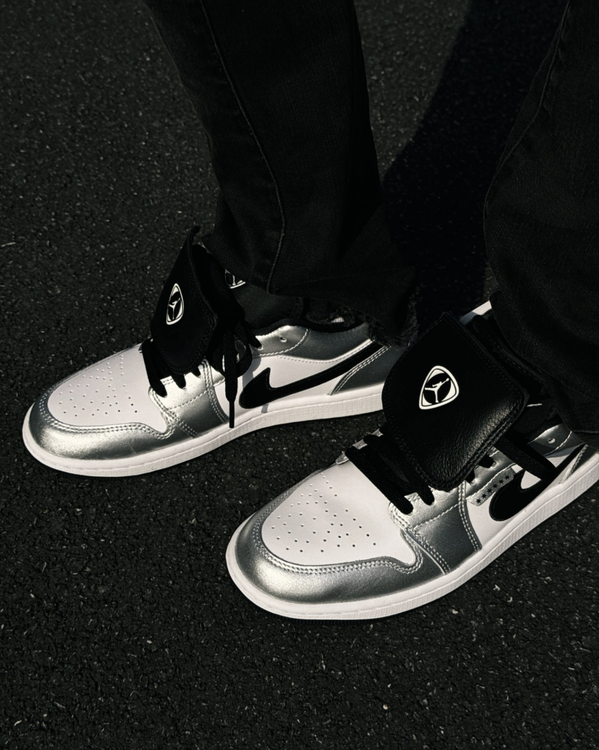 NIKE AIR JORDAN 1 LOW SE "Metallic Silver Tiempo" 金屬銀 液態銀白 黑勾 翻蓋鞋舌 低筒休閒鞋 男女鞋