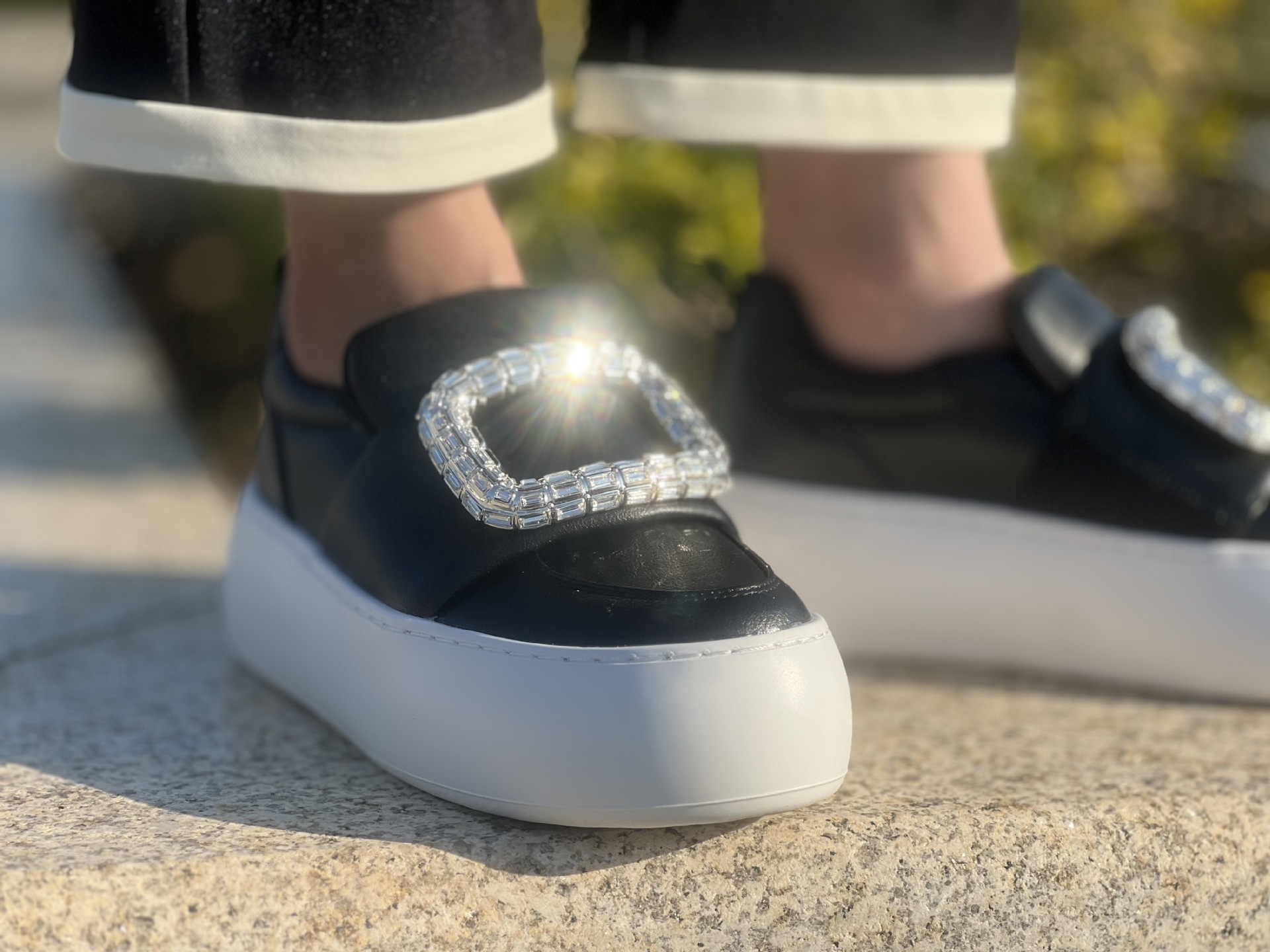 水鑽方釦 厚底增高休閒鞋(34-40)(黑/白)