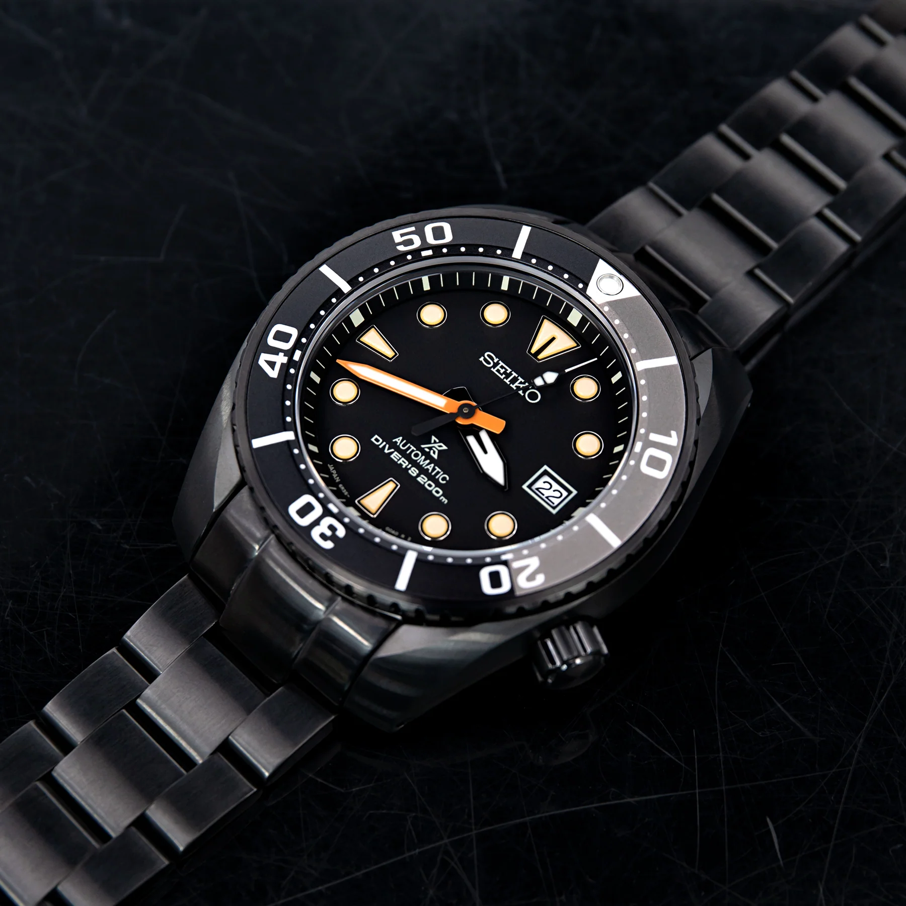 萬年鐘錶 - 太空人錶帶 SEIKO 精工小MM 代用鋼錶帶 DLC碳黑版超級三板式不鏽鋼V形潛水扣  SS201820BLC032