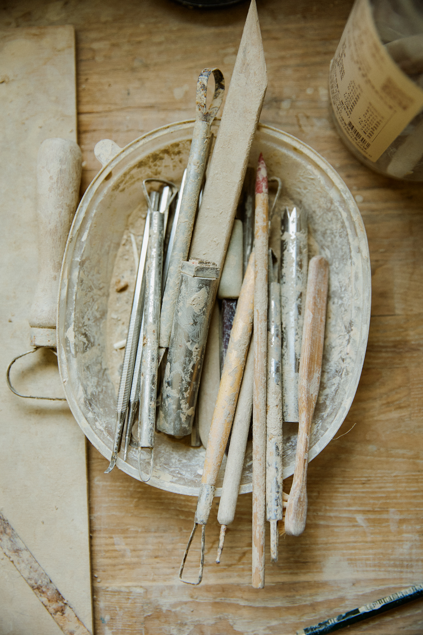 大福負責從素土到塑型的部分，工作所使用的工具