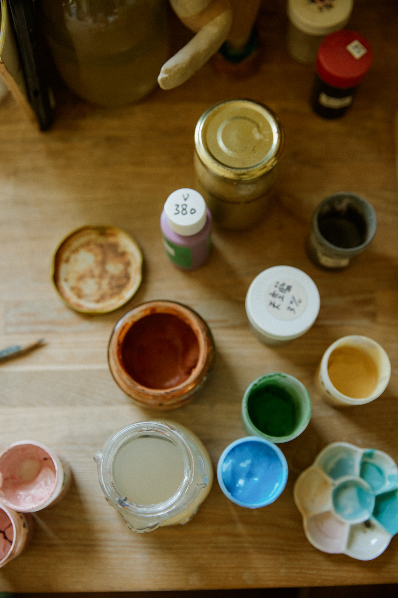 資偉接手彩繪所使用的礦物彩或釉料