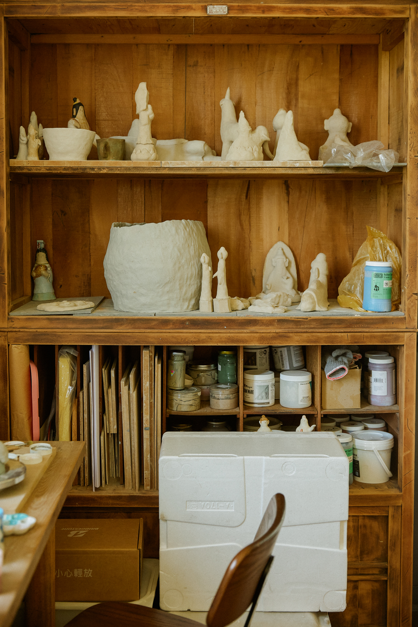 每個角落都看得見做陶的不同階段，看得見時間的痕跡