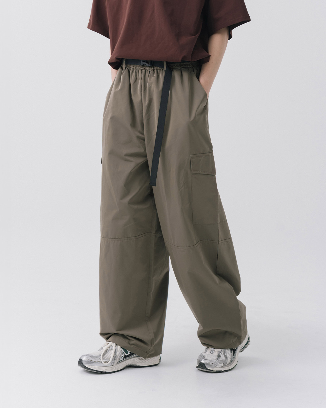 Cocoon-shaped cargo pants with large pockets and a belt. Available in two colors. 1/2/3【04102041】in stock+pre-order