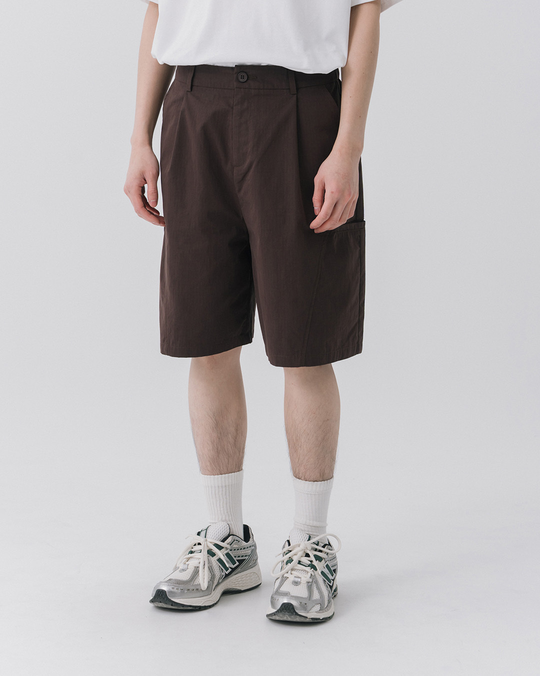Casual cargo shorts with pocket detailing, available in two colors. 1/2/3【04130315】in stock+pre-order