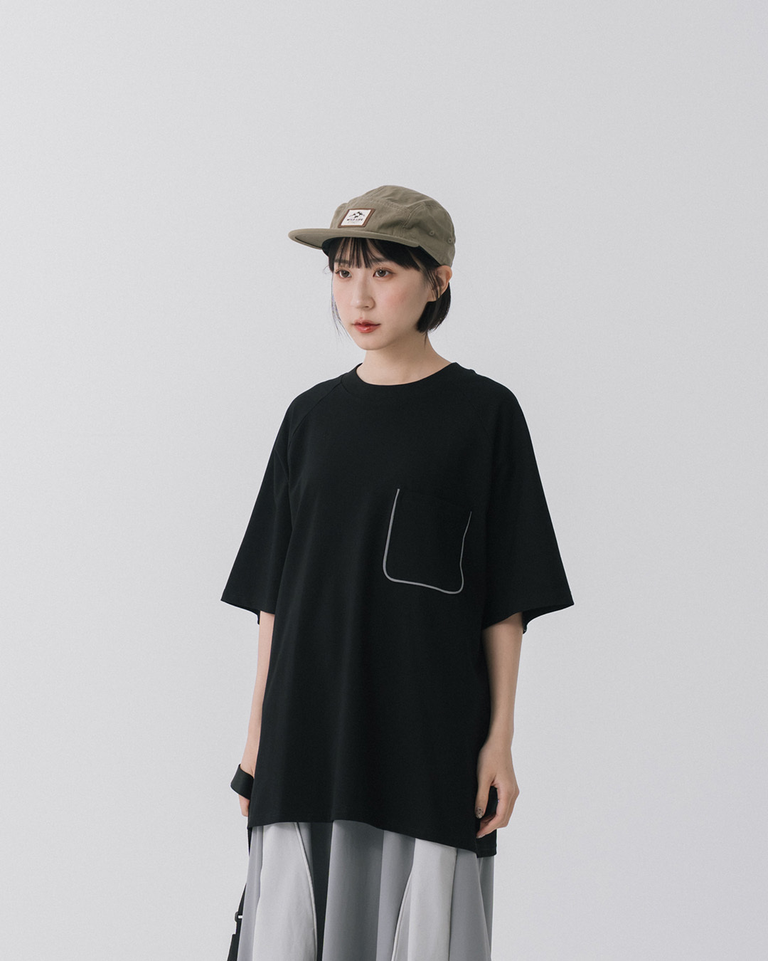 Cool, oversized top with reflective trim, available in two colors. 1/2【01190329】in stock+pre-order