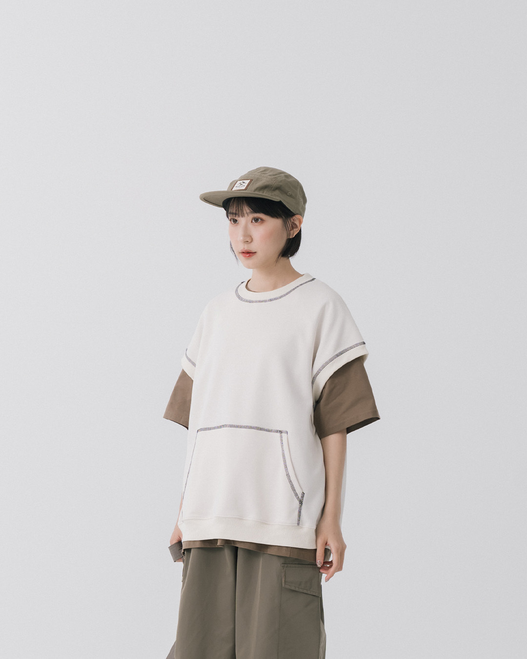 Color-blocked, wide-pocket vest with contrasting stitching. Available in two colors. 1/2 size.【01099624】in stock+pre-order