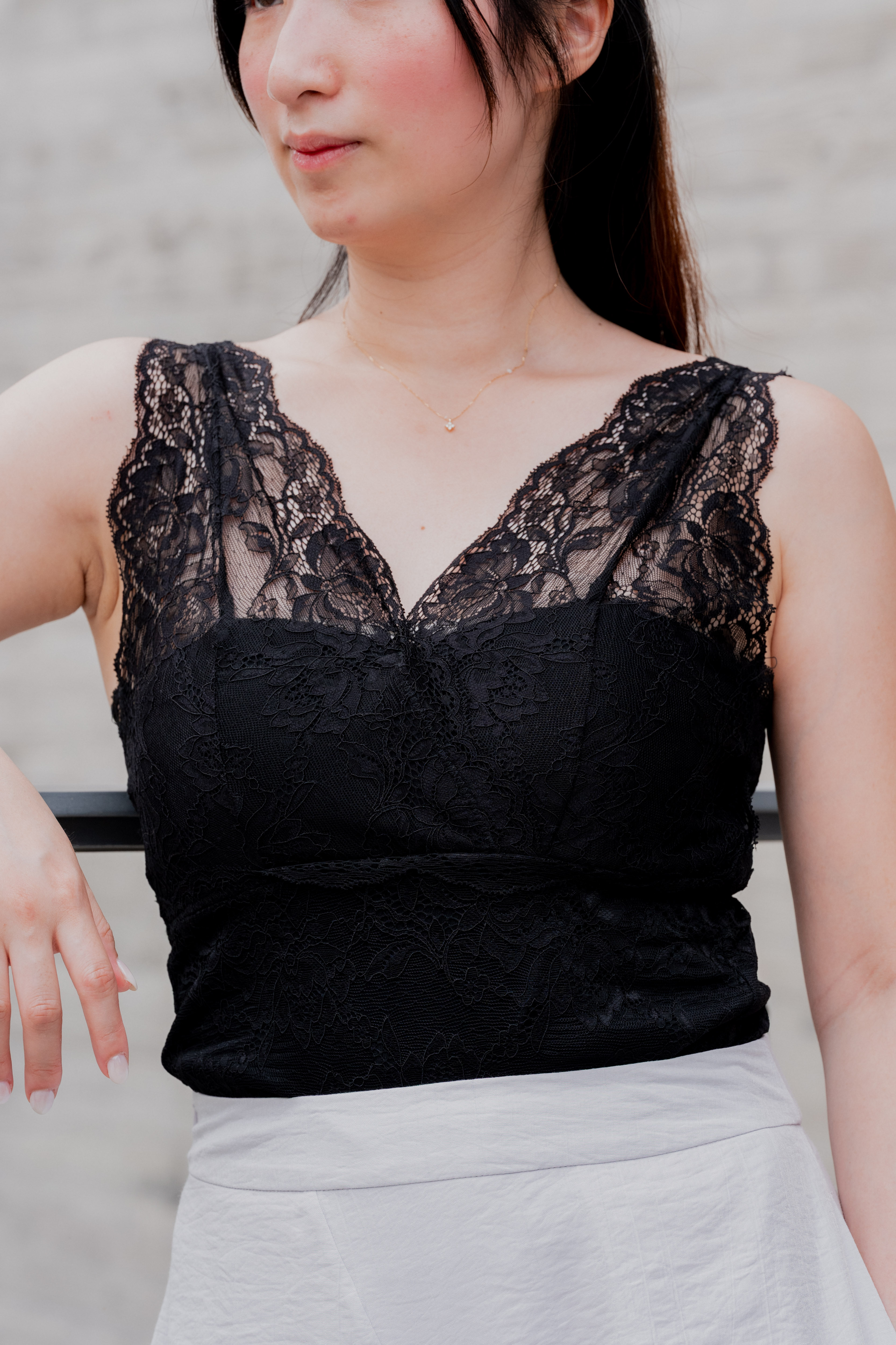 歐美流行美學：萬能配搭的白色精緻蕾絲 Bra Top