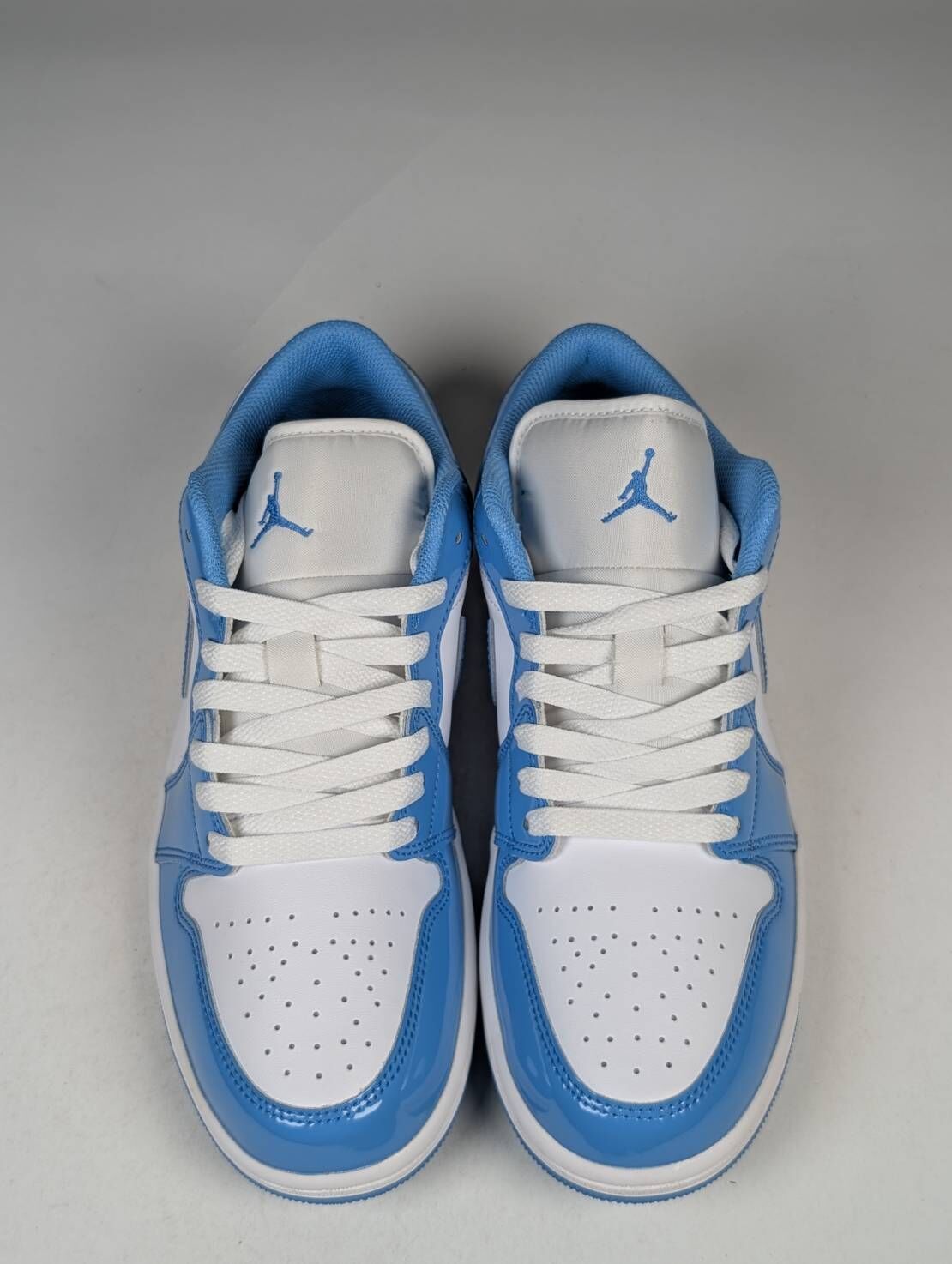 微瑕疵-鞋帶瑕疵 FZ2138-114/9 Air Jordan 1 Low "Legend Blue" 北卡藍 白藍 漆皮 男鞋