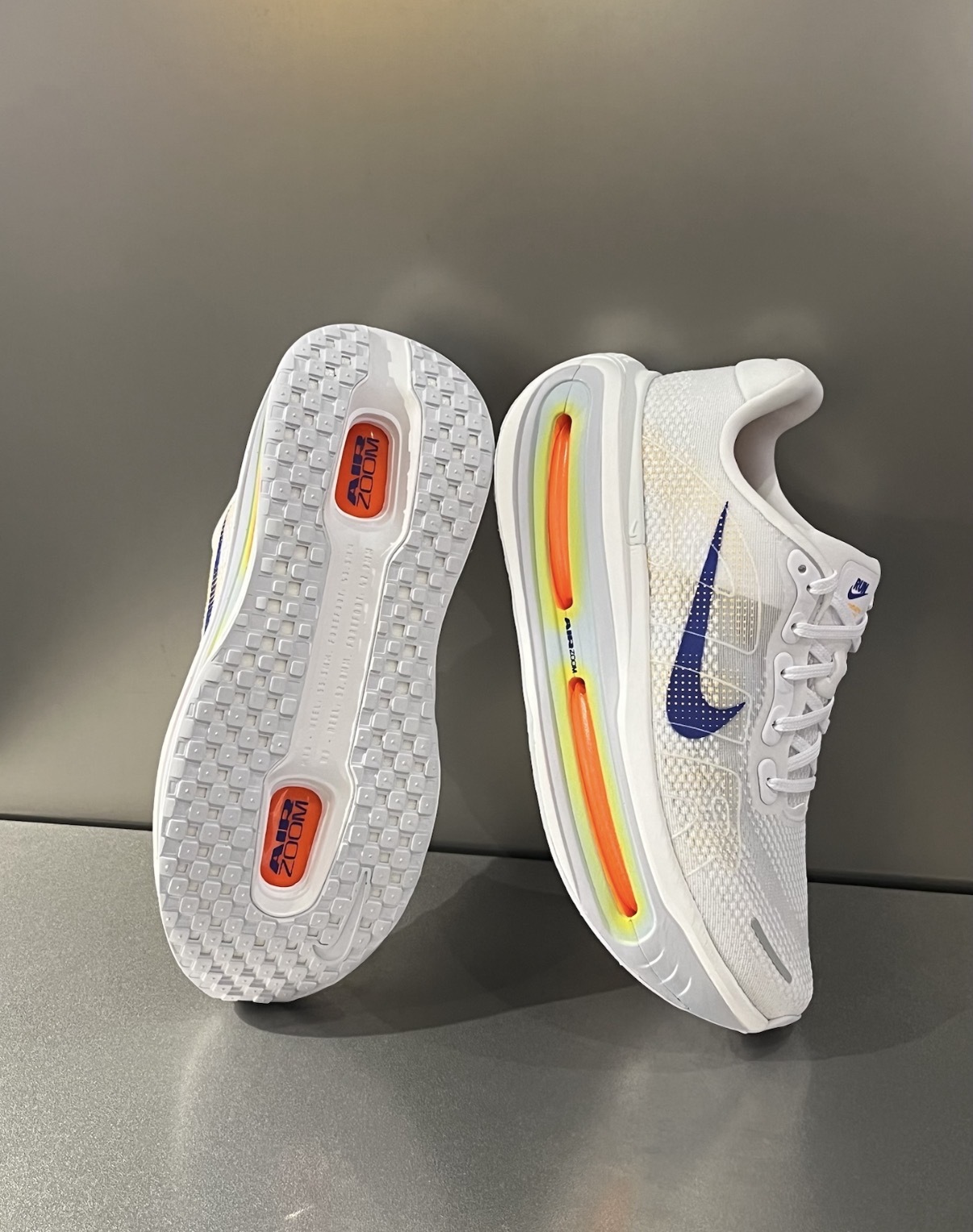 男鞋 NIKE VOMERO PREMIUM 白黃 氣墊 緩震 透氣 慢跑 運動鞋【HQ2050-101】