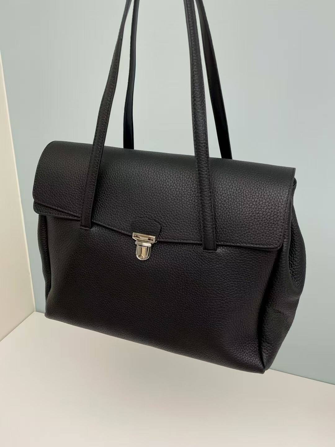 Leonie - 垂直鎖扣皮革單肩包