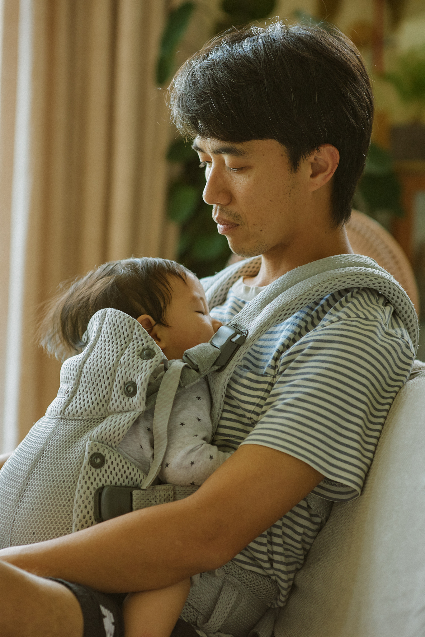 米香在大幅懷裡被哄睡，資偉抓緊時間趕工的午後