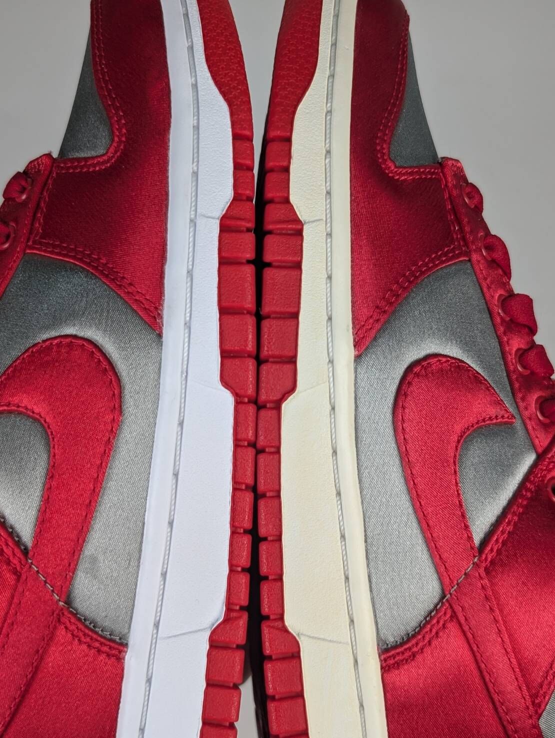 微瑕疵-鞋面殘膠&左腳中底泛黃 DX5931-001/7 Nike Dunk Low UNLV Satin (Women's)