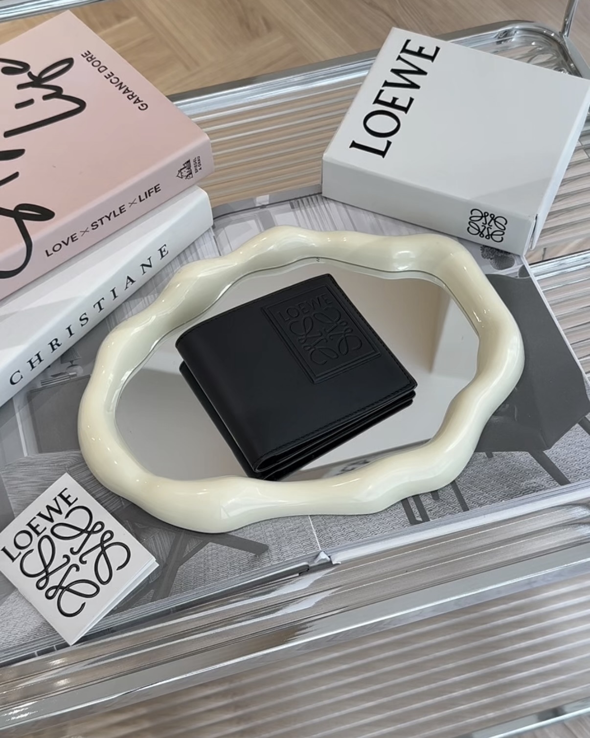 LOEWE｜緞面小牛皮內八卡雙折短夾 黑色