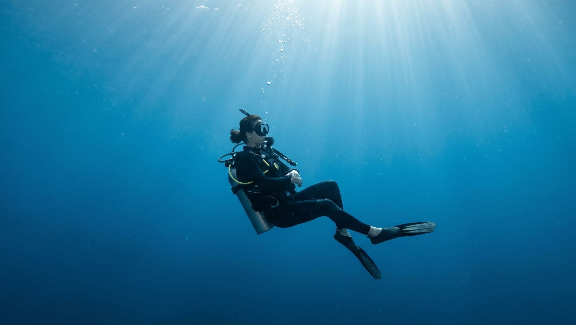 潛水員在寧靜的海底世界享受無重力狀態，潛水是最高效的都市舒壓與心靈療癒方法。