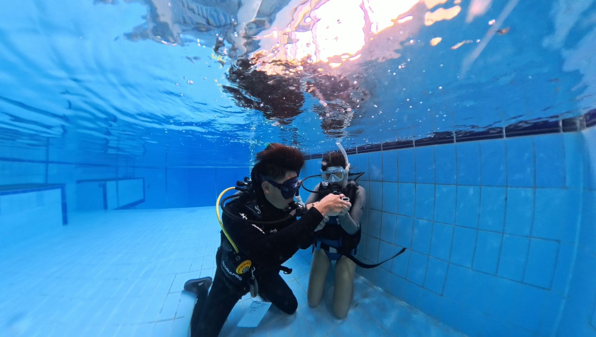 iDiver海怪潛水教練充滿耐心地陪伴新手練習，提供最安全扎實的潛水知識與溫暖教學。