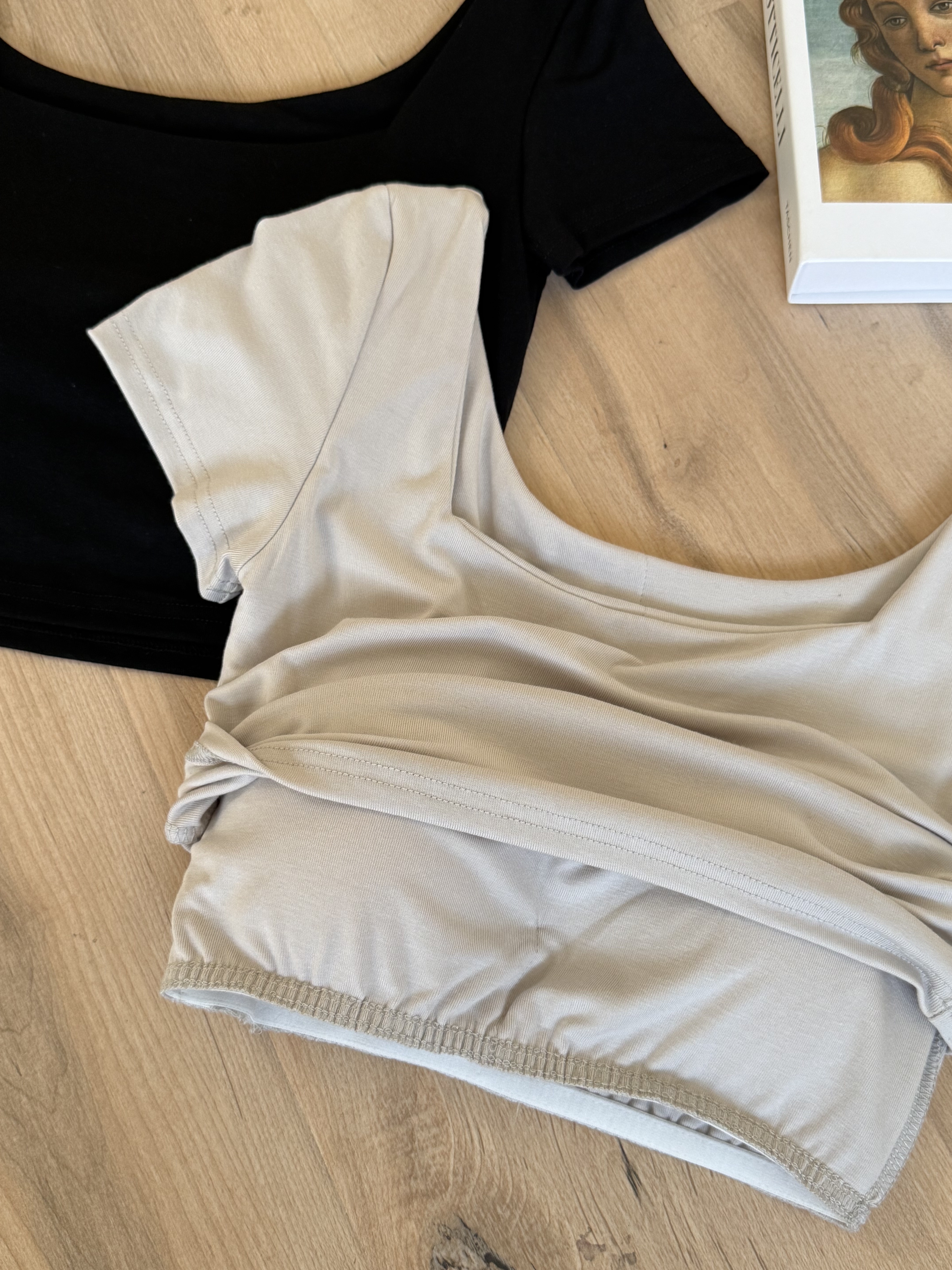 可一字領附罩杯上衣