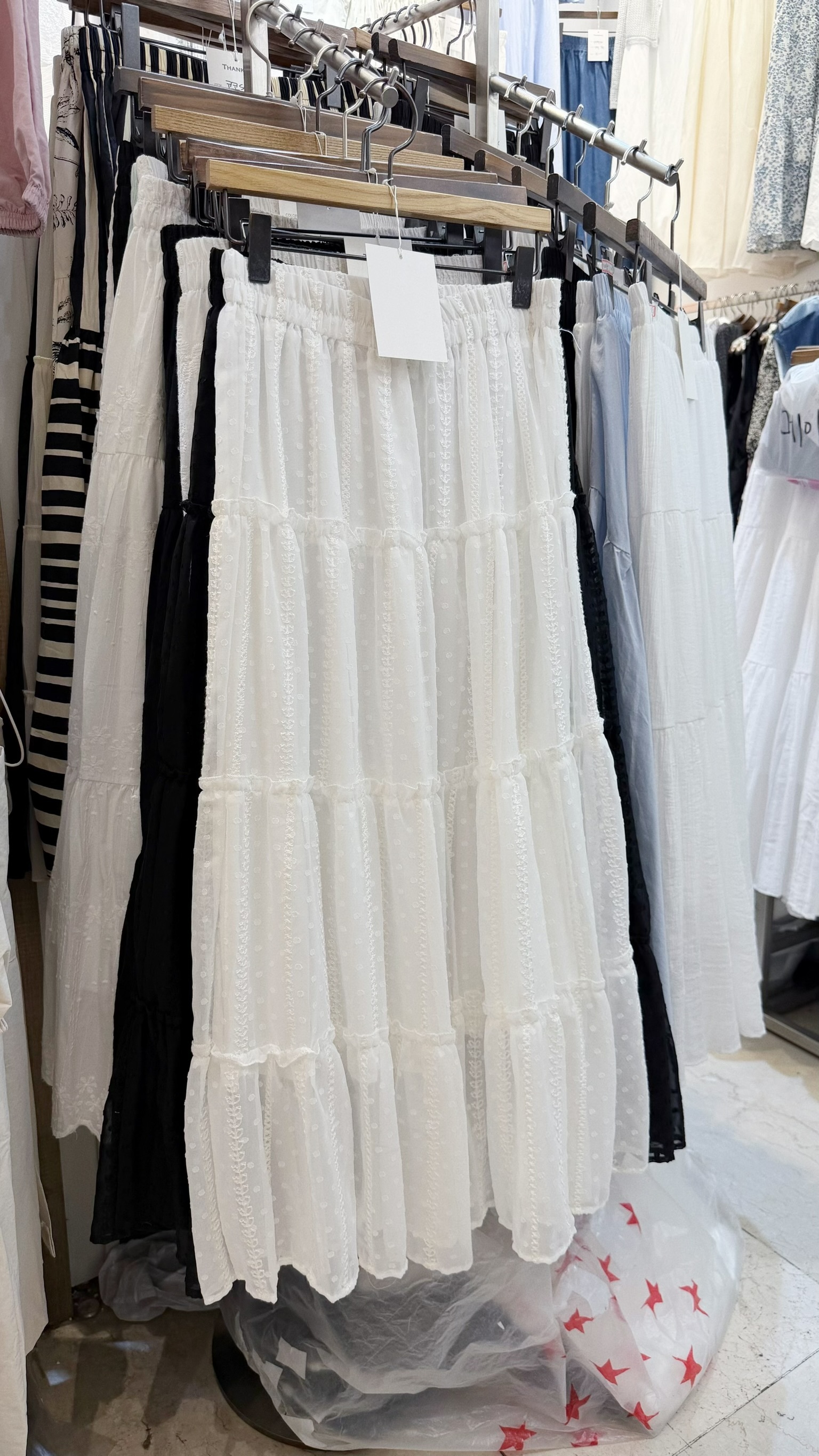 （4月韓國連線）D0587｜泡泡感暗波點通花ruffle蛋糕長裙 ˖᯽ ݁˖