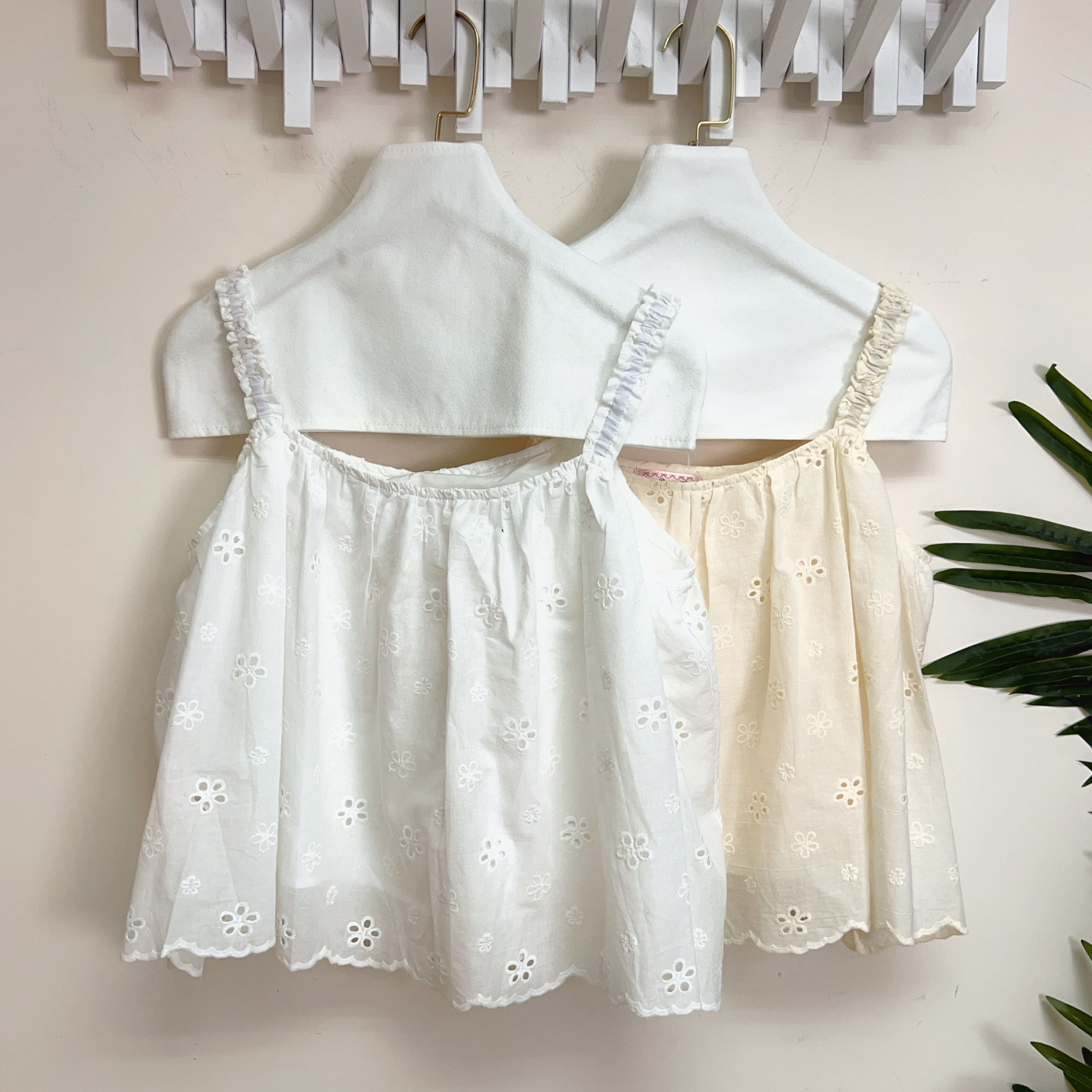 橡筋肩帶通花梳織上衣（胸38 腰40 長19吋) 26074 #2404clo