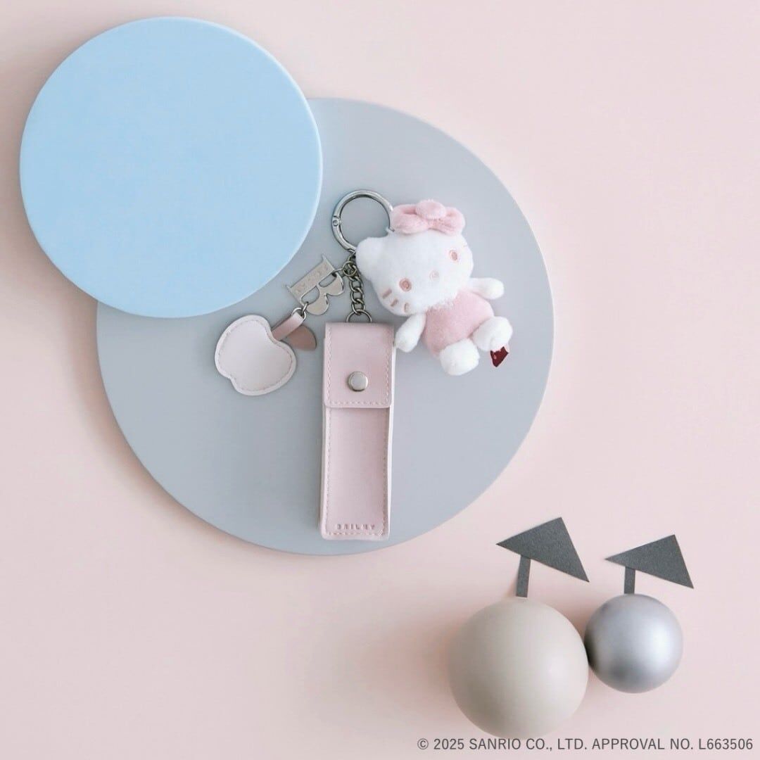 【預購】HELLO KITTY × BRILMY 隨時都能快速補妝 懶人友善 附鏡子唇膏盒娃娃吊飾