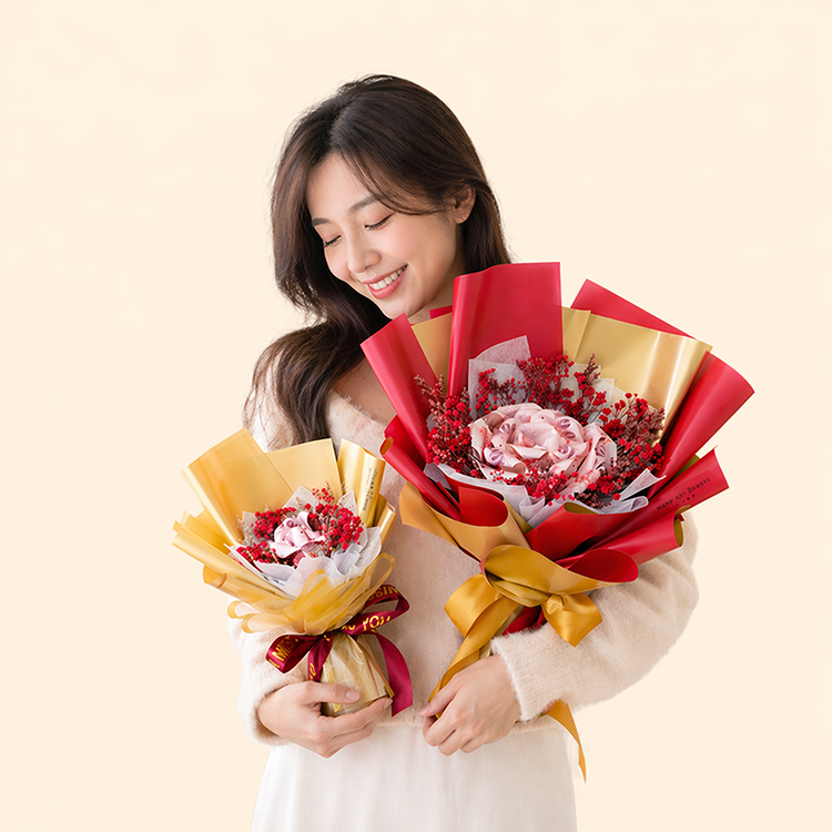 手持紅金包裝鈔票玫瑰雙束花束的女生，結合浪漫與實用的創意送禮花禮