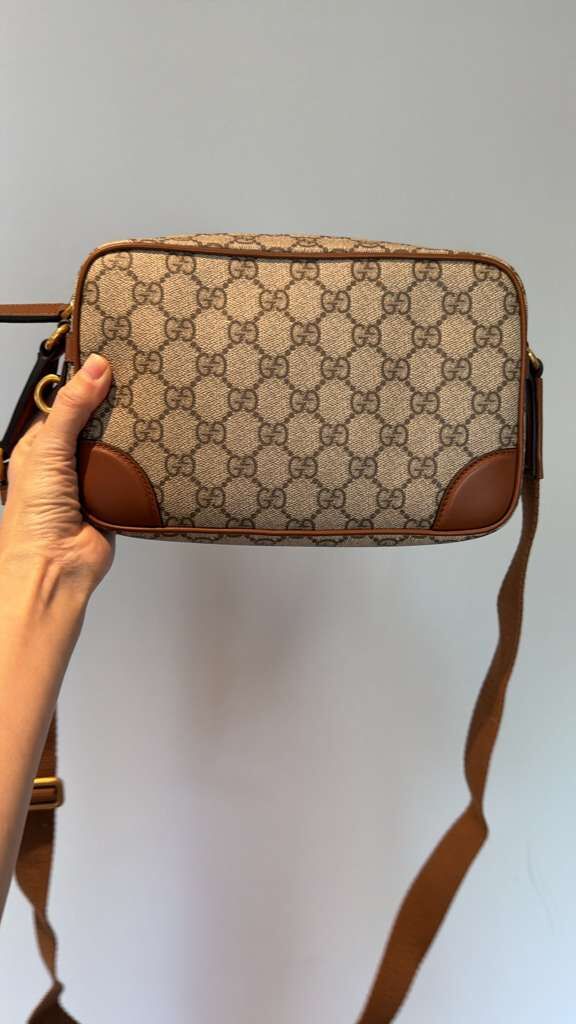 YT003 Gucci GG Emblem 小型斜背袋 22X14CM