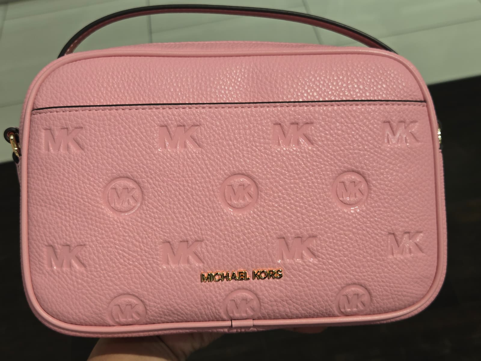 【預購】 H042567 Michael Kors 荔枝紋皮革字母壓印相機包