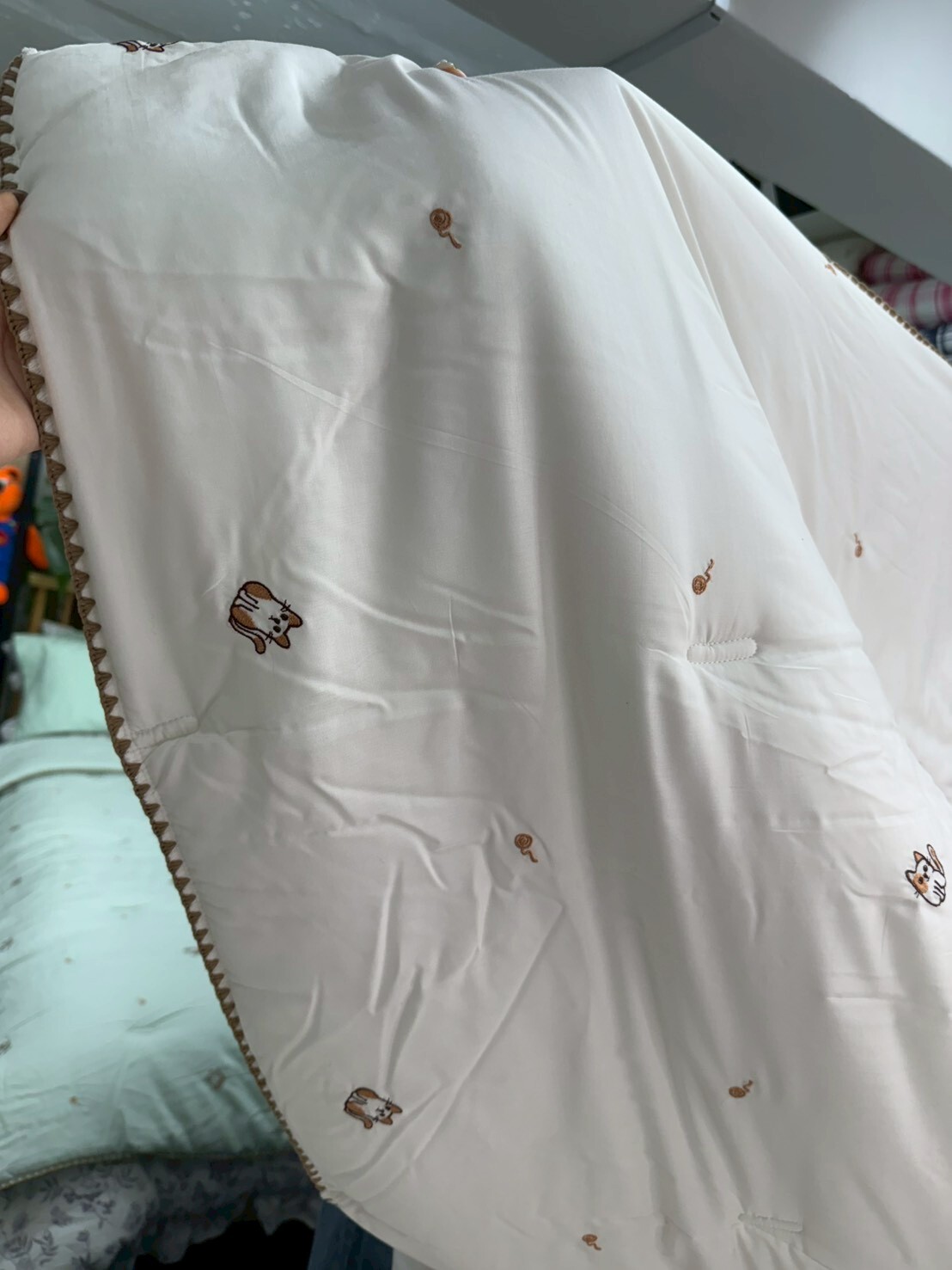 KQ5207 棒棒糖刺繡貓咪 (莫代爾) 此款偏薄