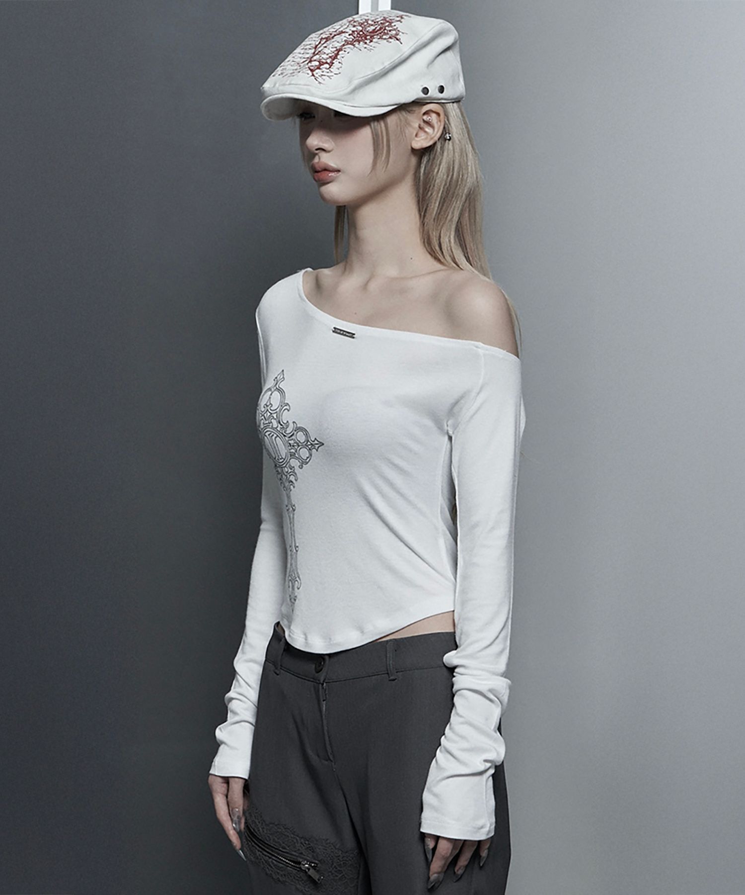 ETRE AU SOMMET 字母印花不對稱肩長袖上衣 ET26SSSLS08WH