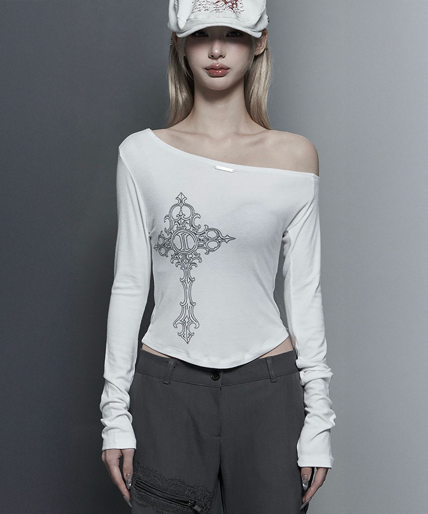 ETRE AU SOMMET 字母印花不對稱肩長袖上衣 ET26SSSLS08WH