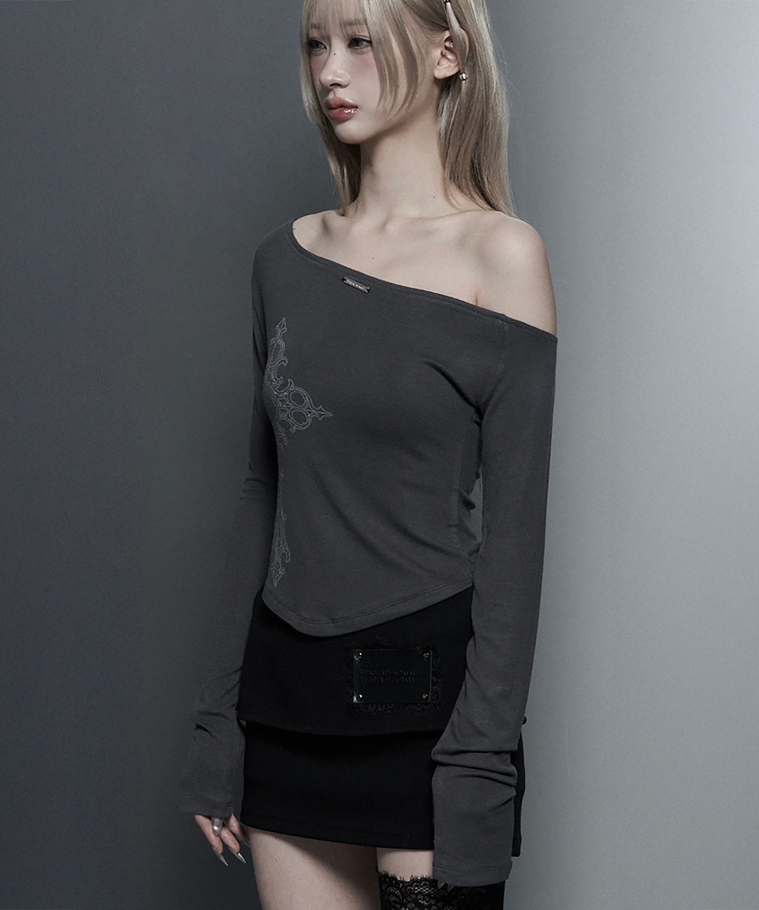 ETRE AU SOMMET 字母印花單肩長袖上衣 ET26SSSLS08DG