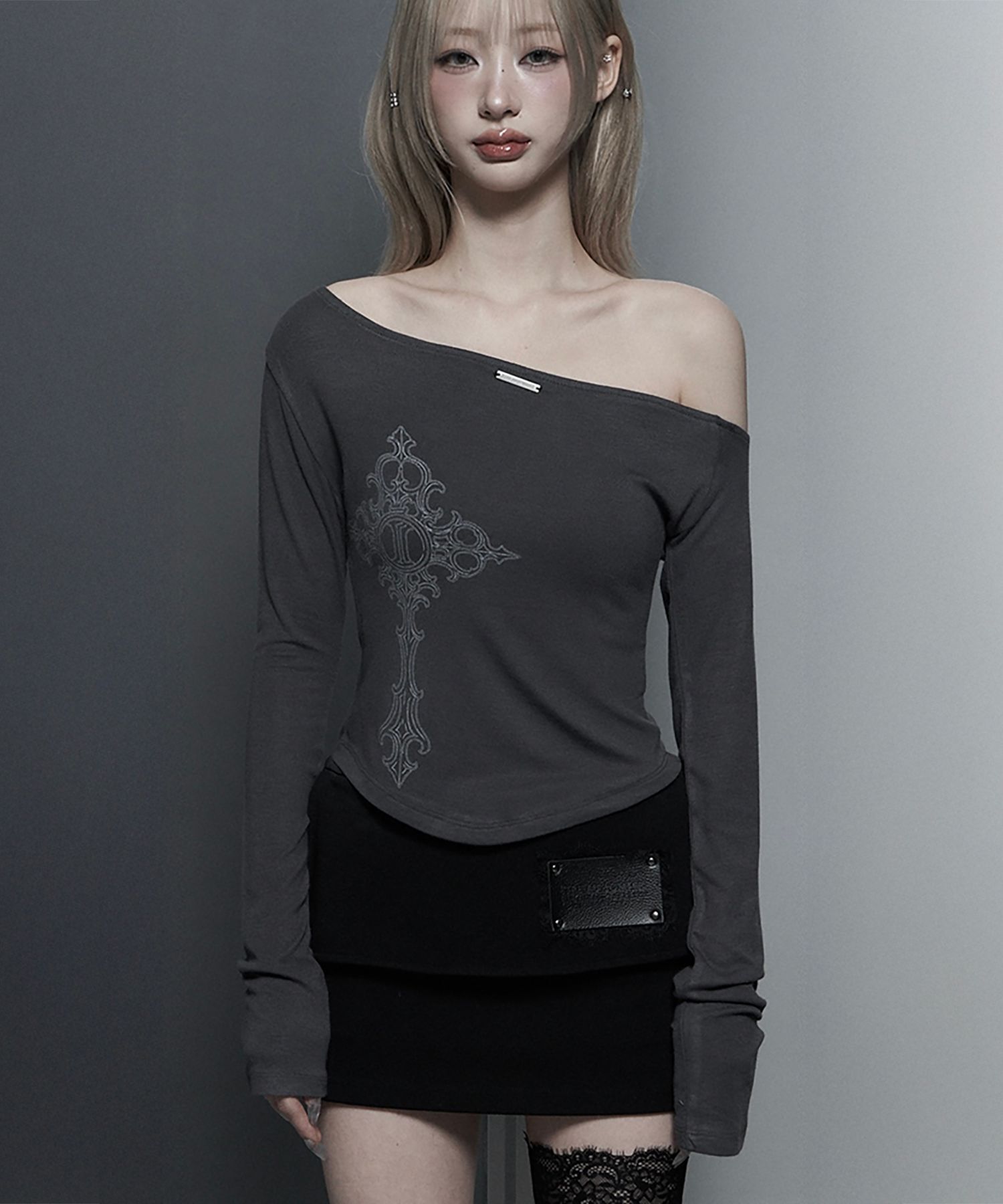 ETRE AU SOMMET 字母印花單肩長袖上衣 ET26SSSLS08DG