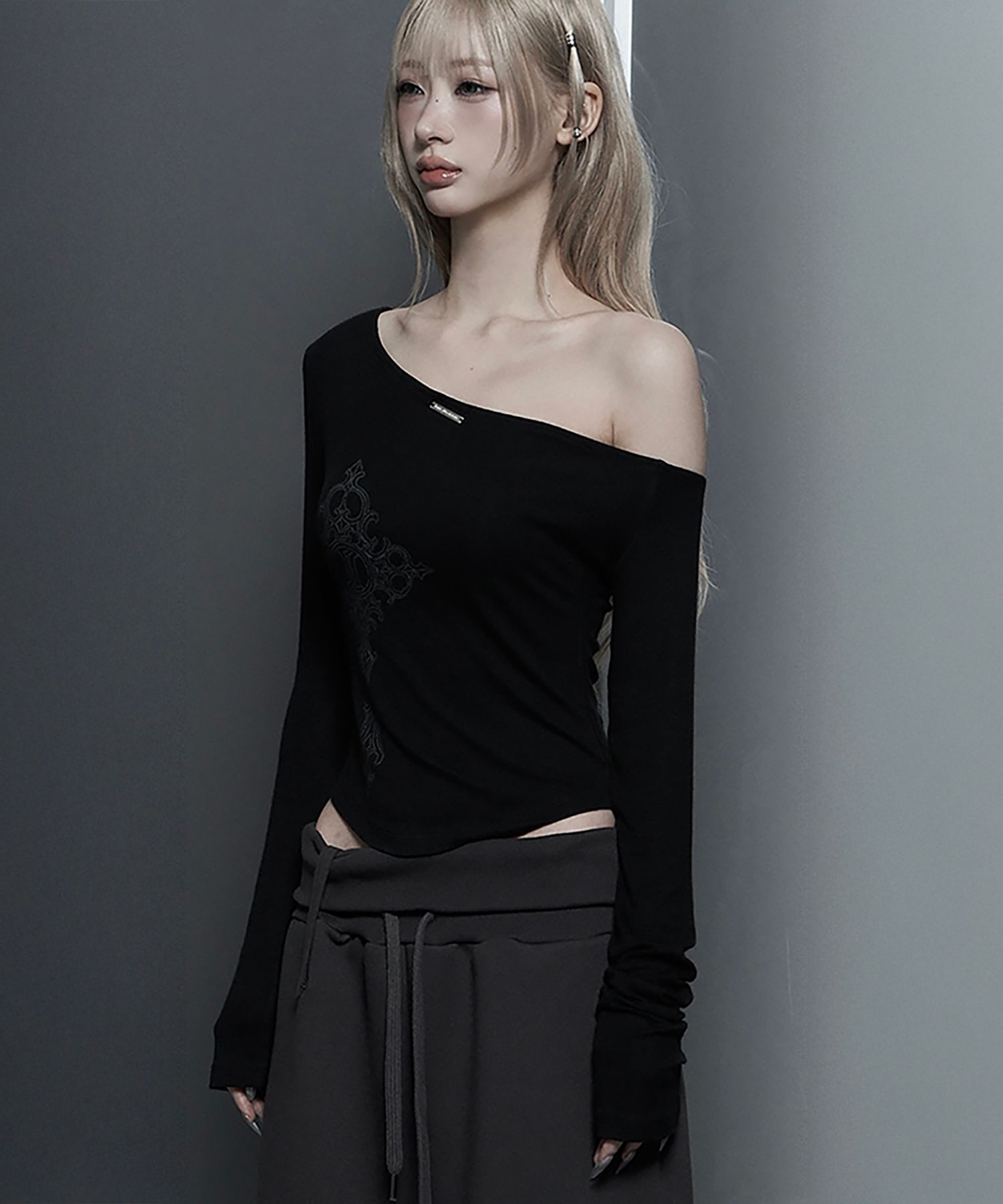 ETRE AU SOMMET 字母印花單肩長袖上衣 ET26SSSLS08BK