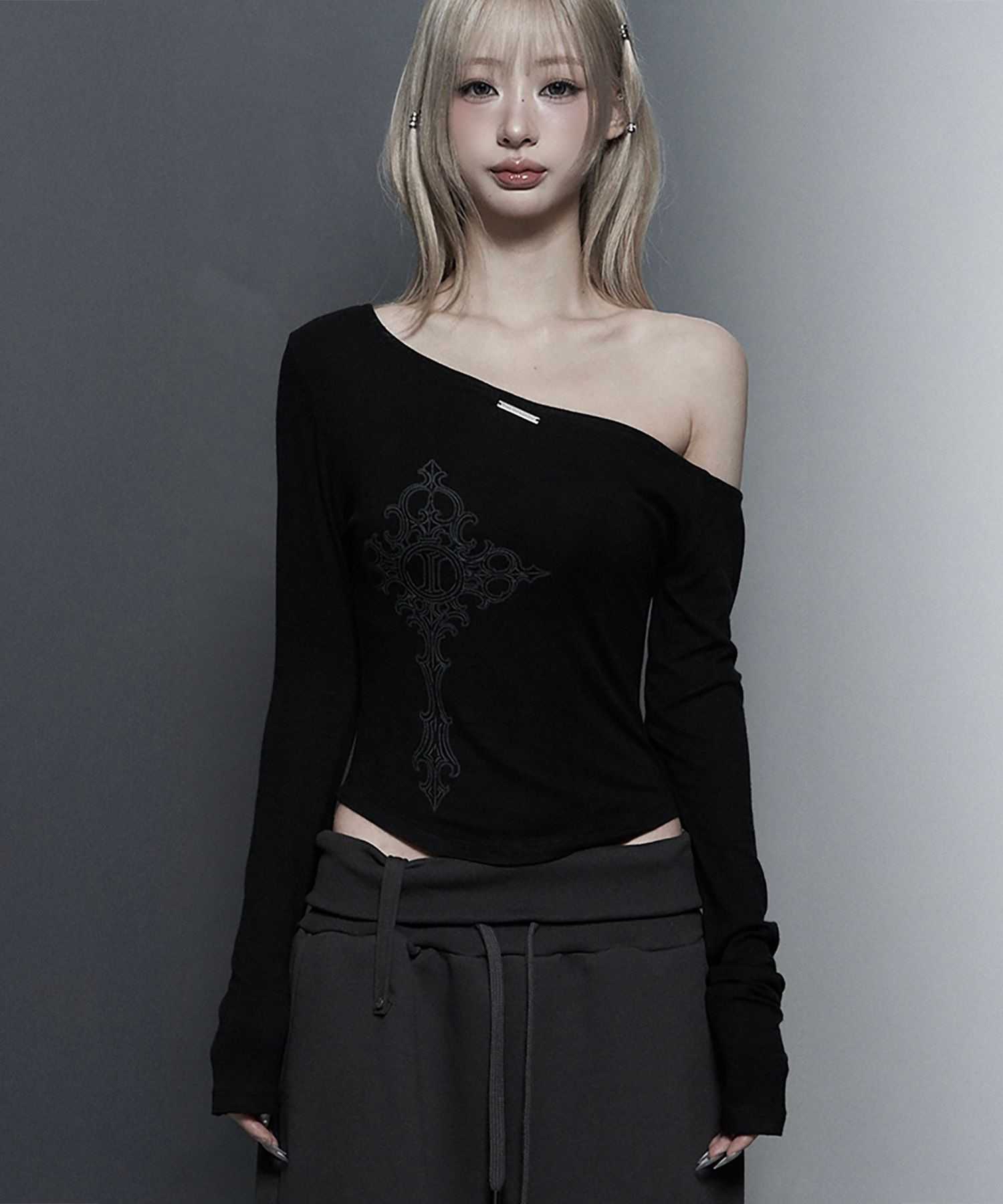 ETRE AU SOMMET 字母印花單肩長袖上衣 ET26SSSLS08BK