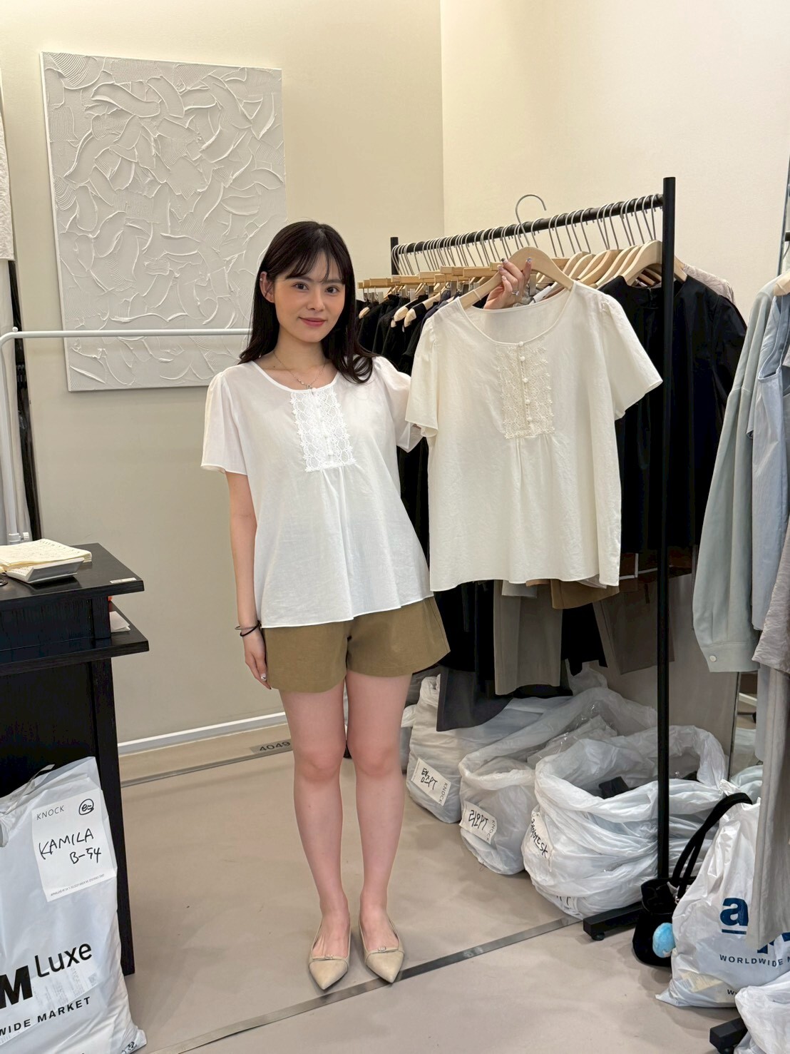 KN6109 圓領刺綉紐扣短袖上衣