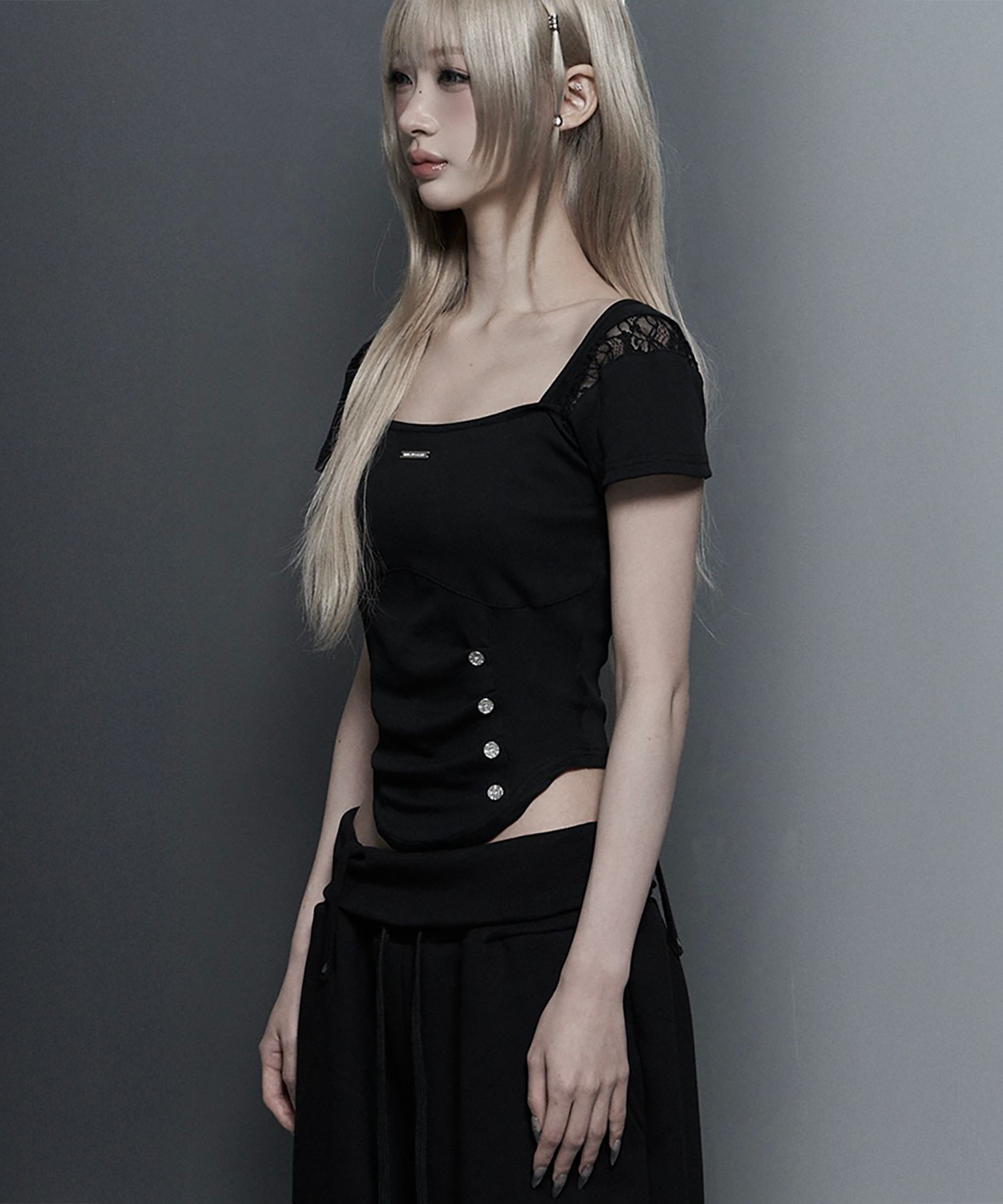 ETRE AU SOMMET 胸線細褶蕾絲上衣 ET26SSTHS05BK