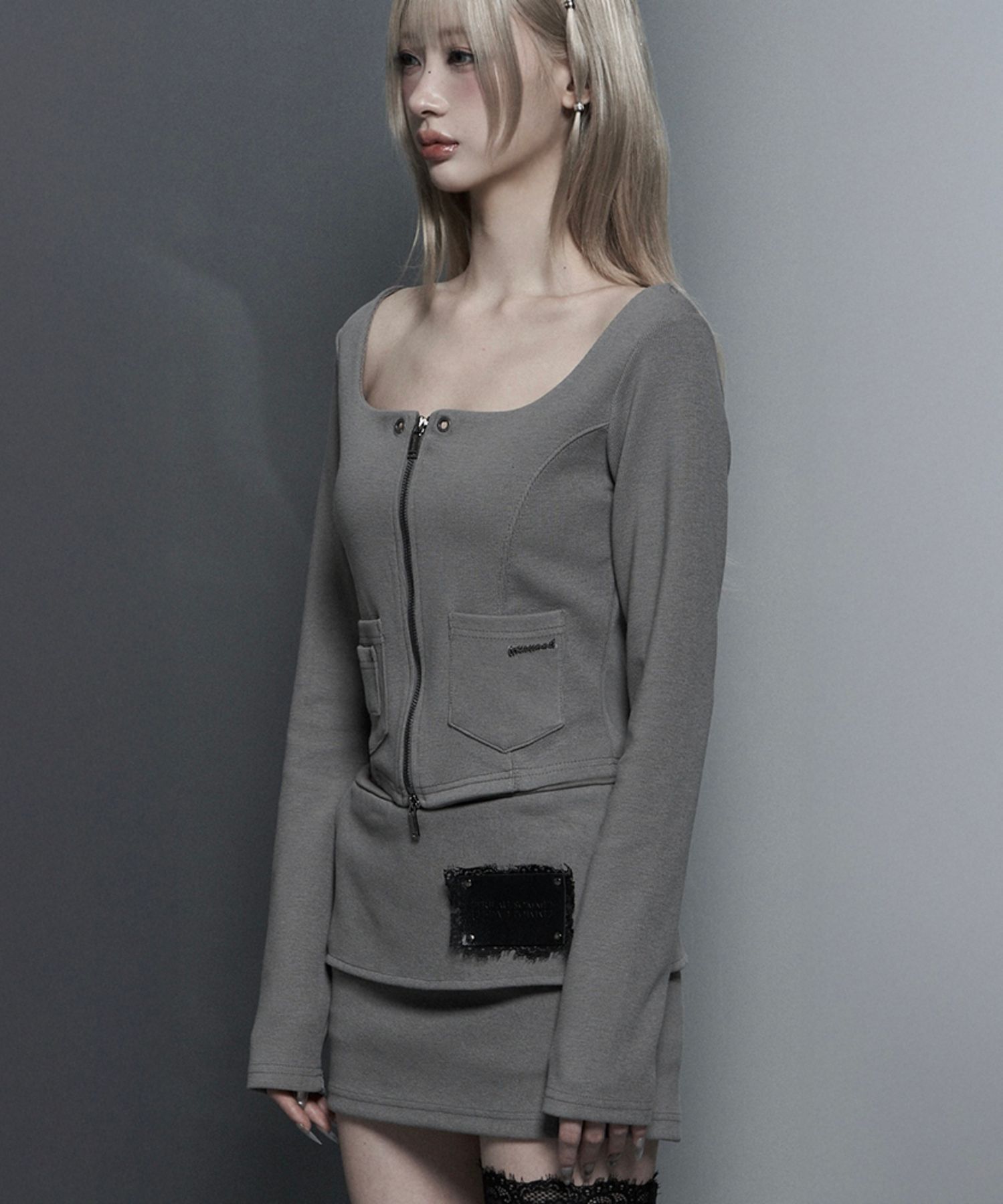 ETRE AU SOMMET 方形領扣修身長袖上衣 ET26SSTLS07MC