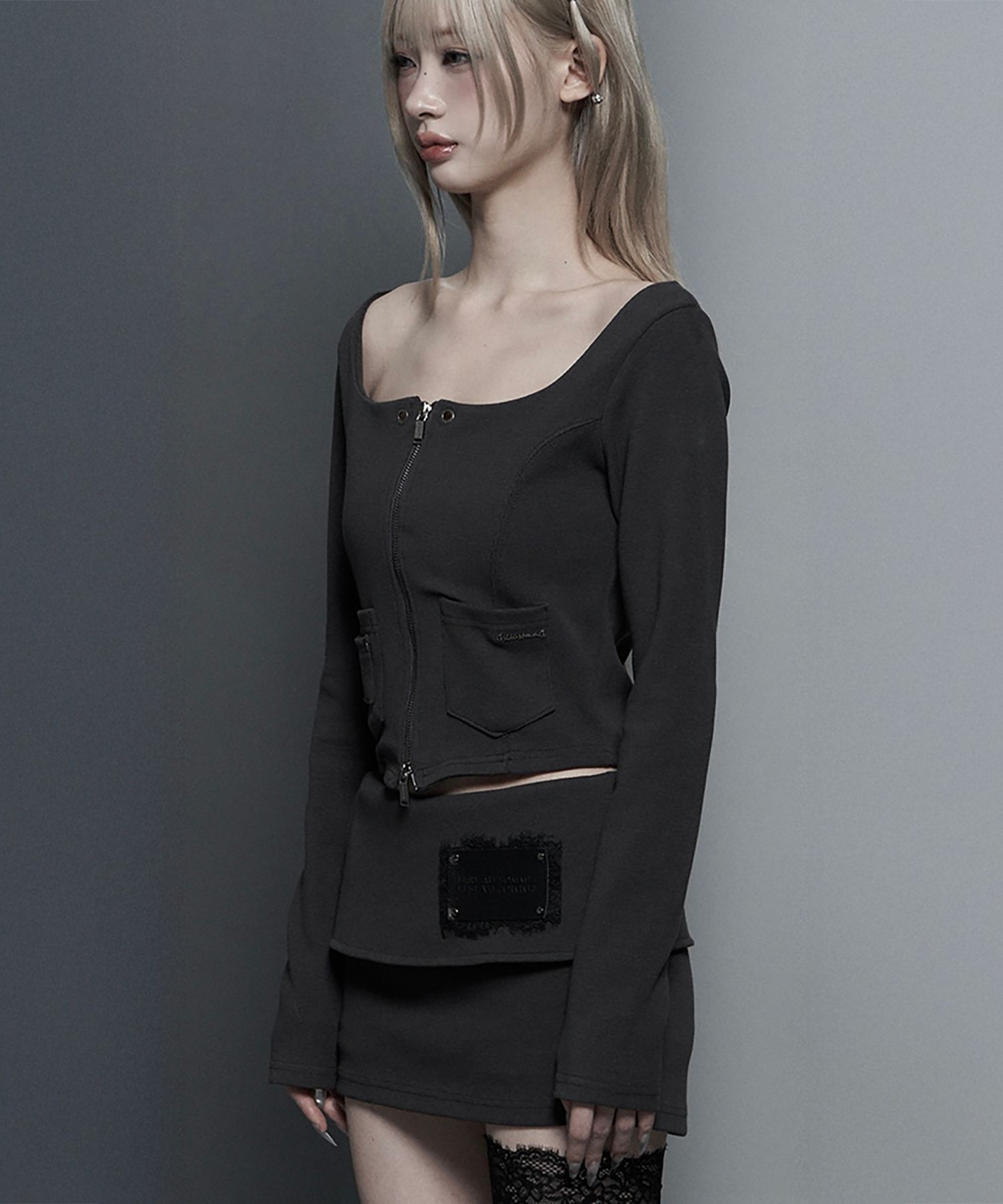 ETRE AU SOMMET 方領拉鍊修身長袖上衣 ET26SSTLS07DG