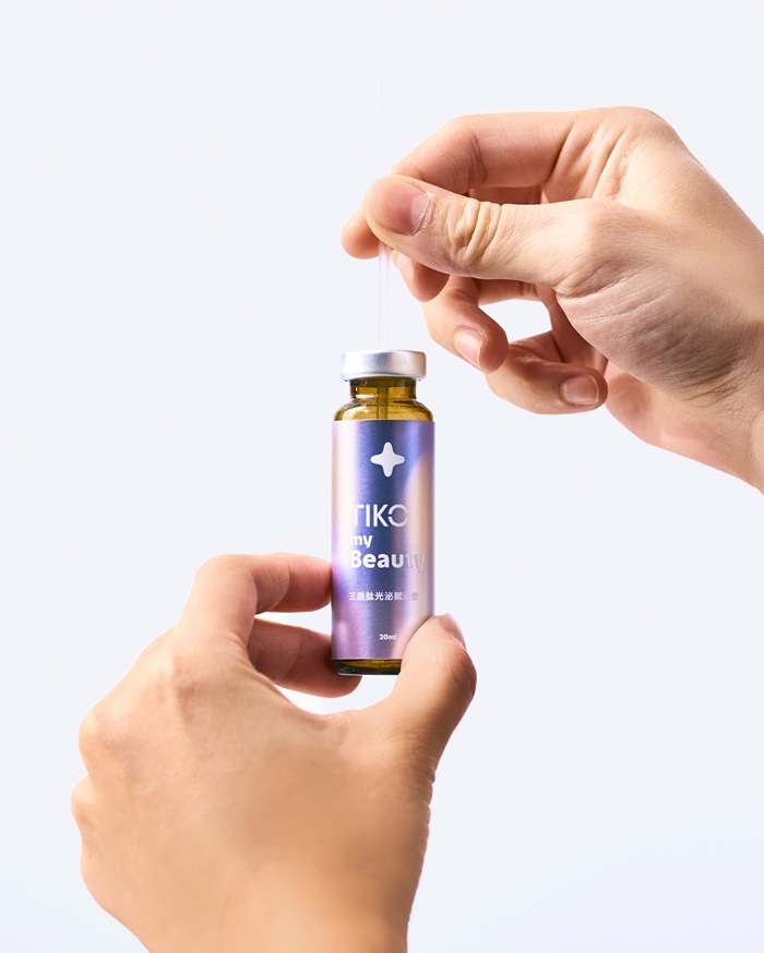 TIKO 提刻推出的三胜肽光泌賦活飲(素顏小光瓶)，正是為了打破保養瓶頸與微創後肌膚修復困境而生。它不單是一瓶美容飲，更是一套深層的全身結構性再生解決方案，主打「即飲啟動修復」，讓營養補給快速到位。