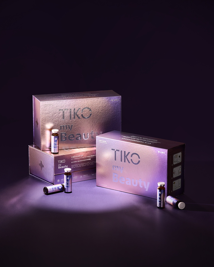 TIKO 提刻推出的三胜肽光泌賦活飲(素顏小光瓶)，正是為了打破保養瓶頸與微創後肌膚修復困境而生。它不單是一瓶美容飲，更是一套深層的全身結構性再生解決方案，主打「即飲啟動修復」，讓營養補給快速到位。
