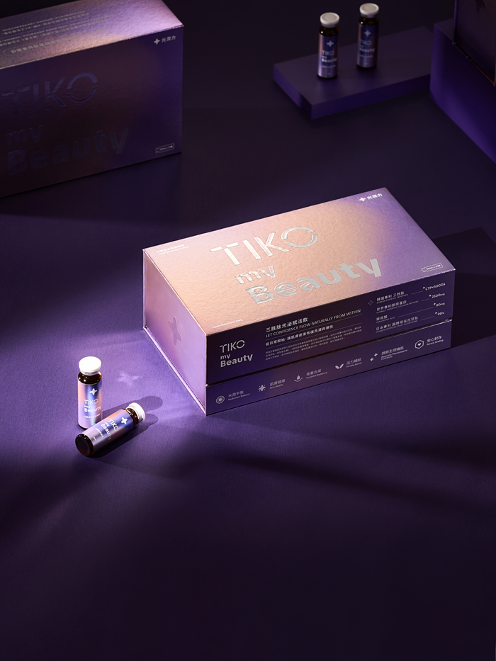 TIKO 提刻推出的三胜肽光泌賦活飲(素顏小光瓶)，正是為了打破保養瓶頸與微創後肌膚修復困境而生。它不單是一瓶美容飲，更是一套深層的全身結構性再生解決方案，主打「即飲啟動修復」，讓營養補給快速到位。