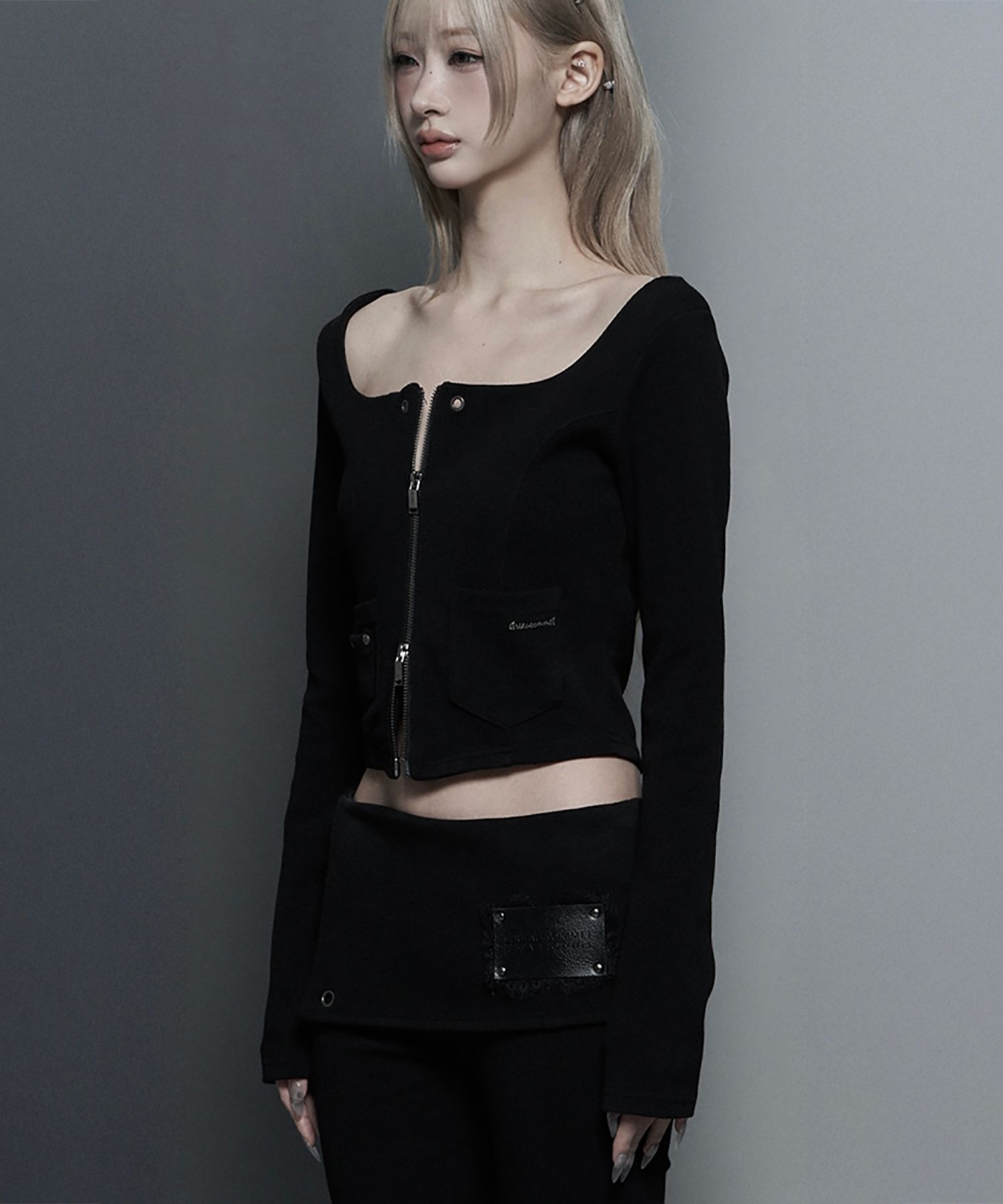 ETRE AU SOMMET 方形釦修身長袖上衣 ET26SSTLS07BK