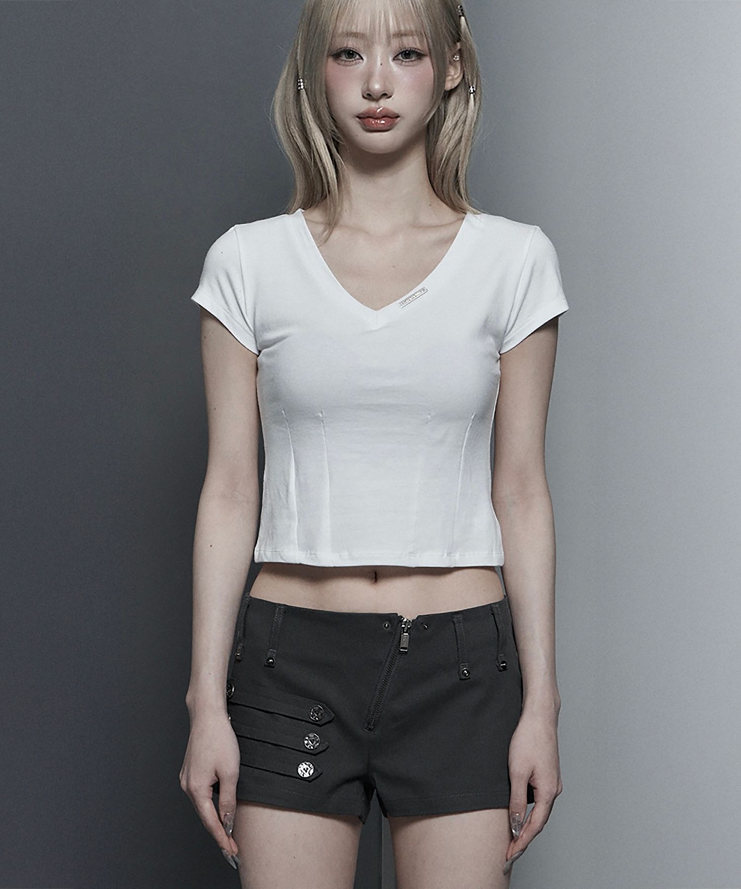 ETRE AU SOMMET V 領金屬Logo貼身短版上衣 ET26SSTHS01WH