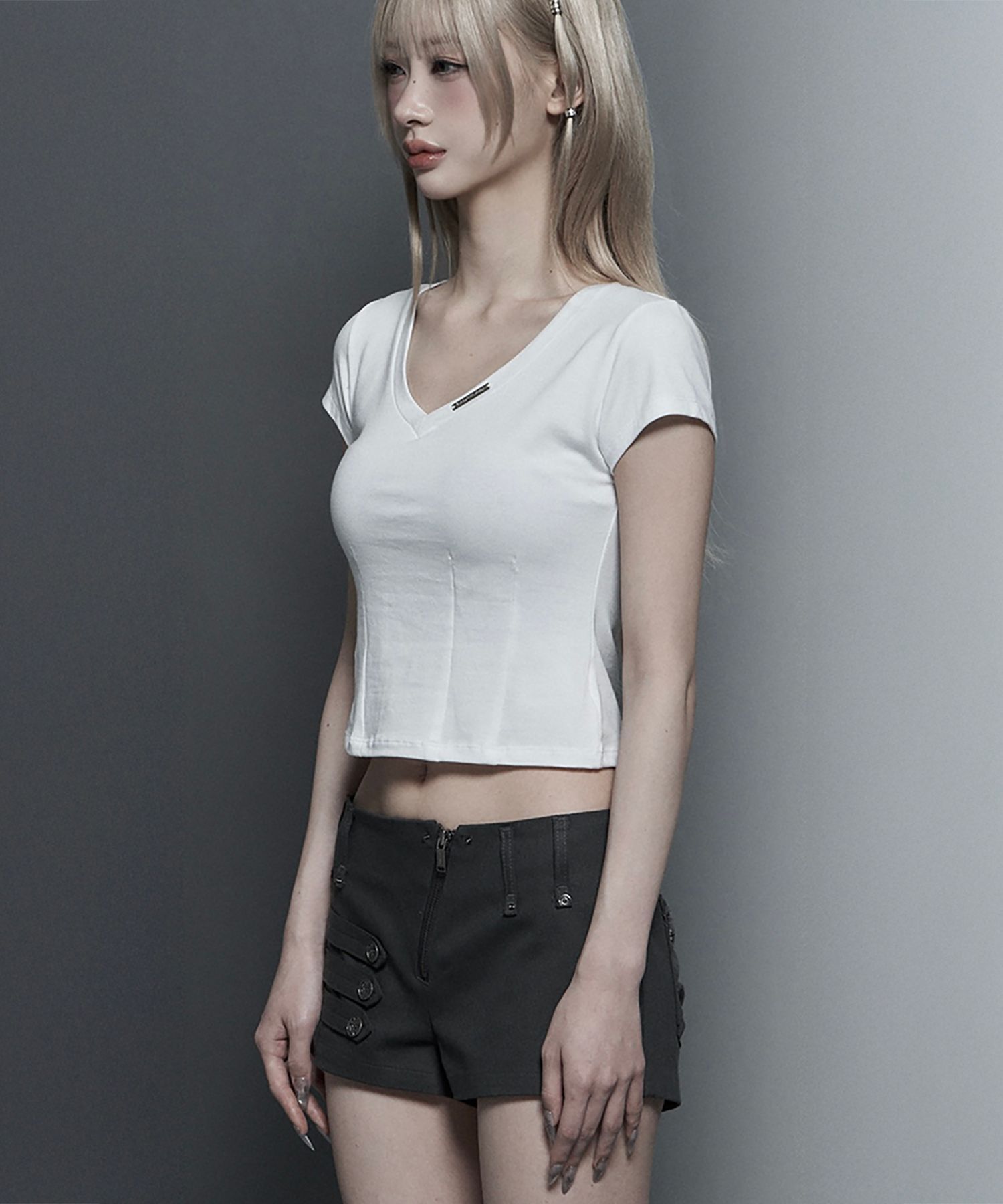 ETRE AU SOMMET V 領金屬Logo貼身短版上衣 ET26SSTHS01WH